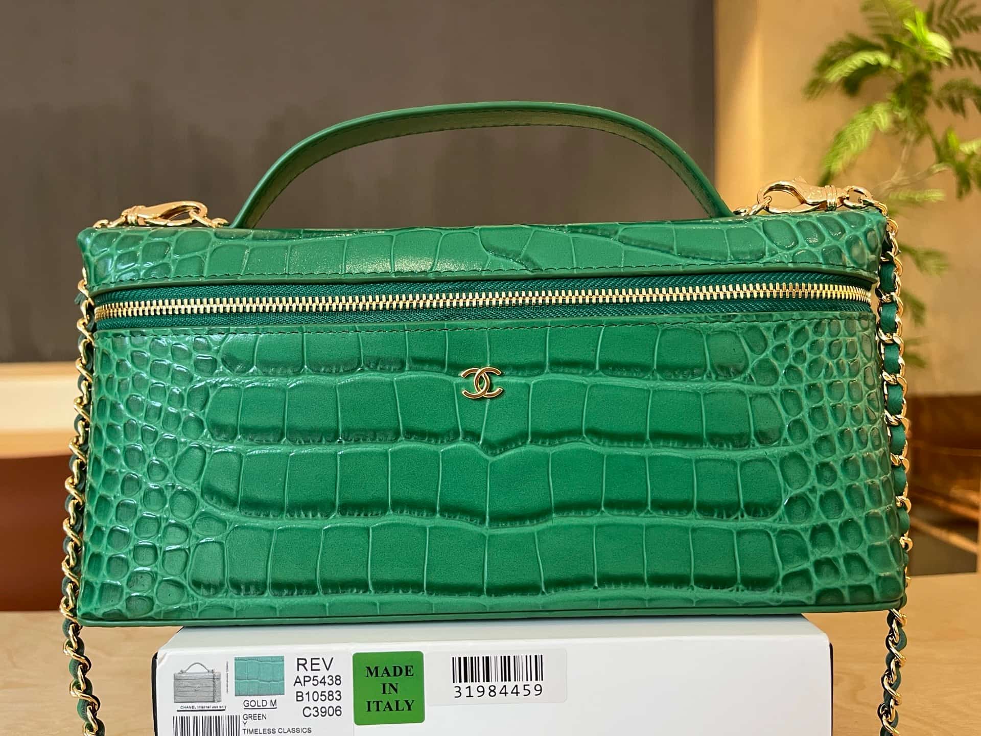 Chanel Vanity with Chain Crocodile-embossed leather& Gold-Tone Metal Green AP5438 A