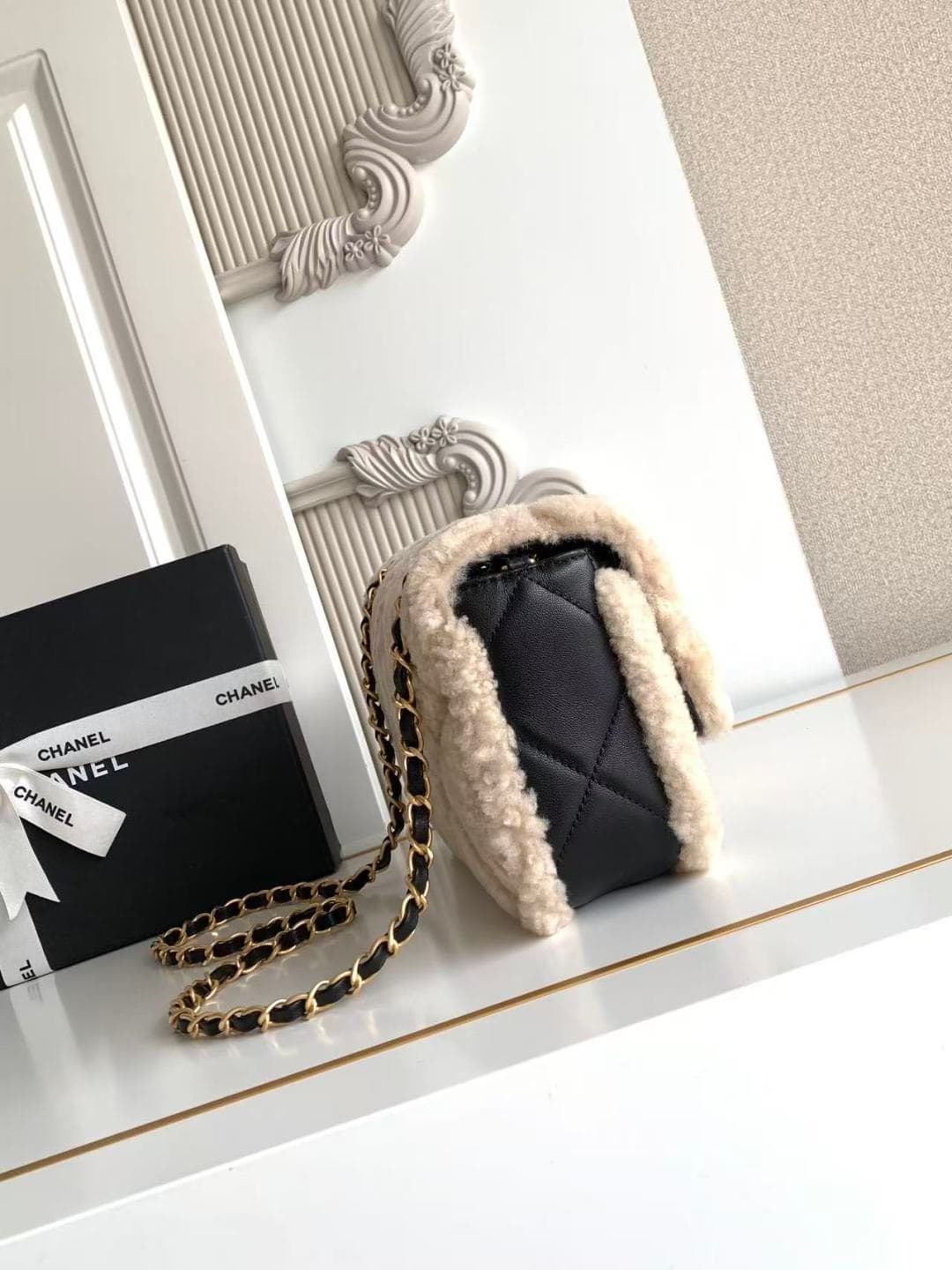 Chanel Small Shearling Flap Bag in Black lambskin with beige shearling & Gold-Tone Metal AS5149 A
