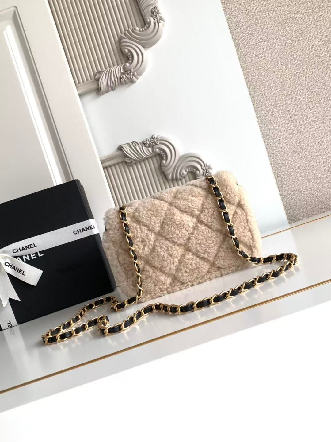 Chanel Mini Shearling Flap Bag in Black lambskin with beige shearling & Gold-Tone Metal AS5148 A