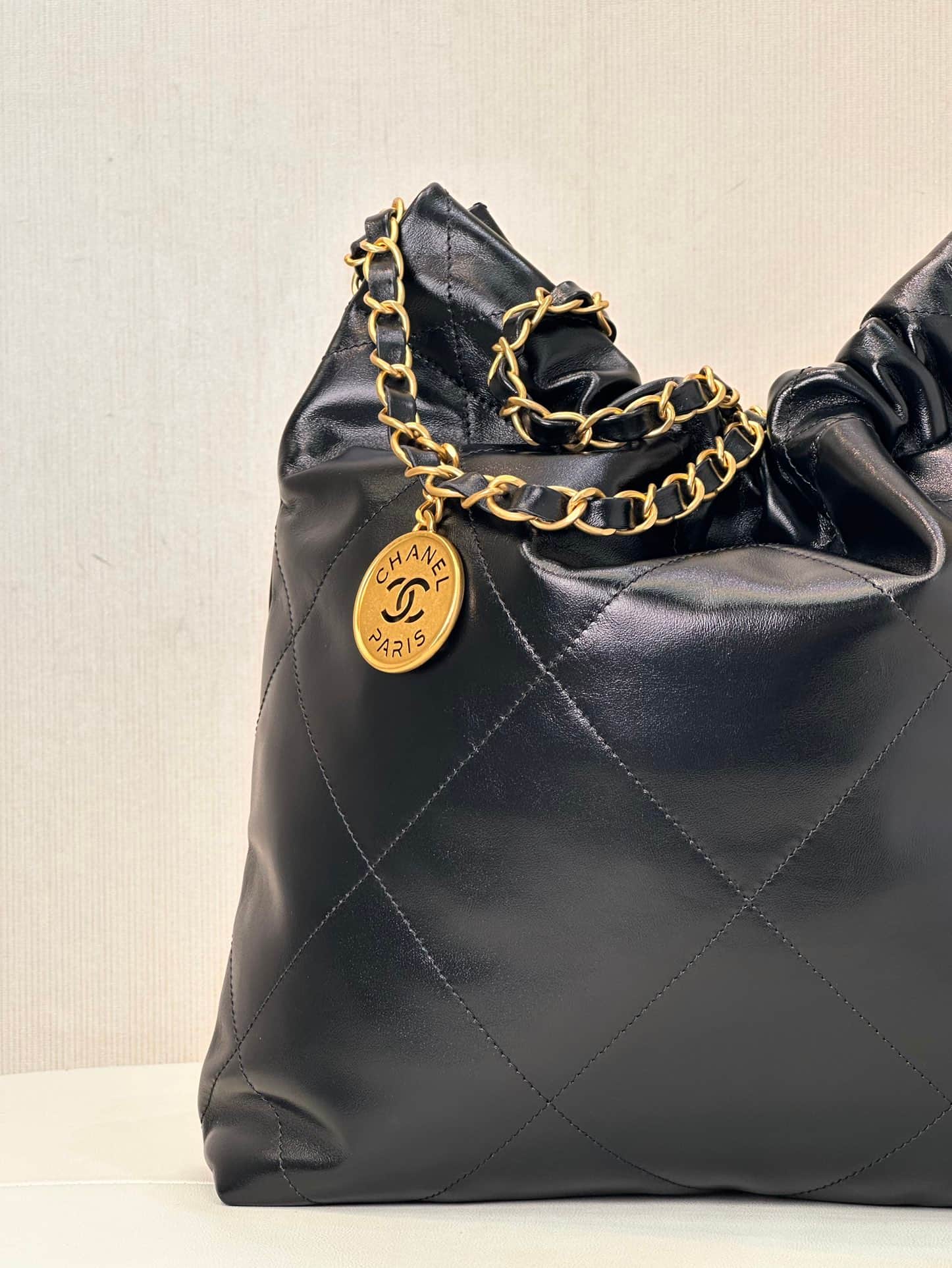 Chanel 22 Small handbag Shiny calfskin & Gold-tone metal AS3260 Black TOP