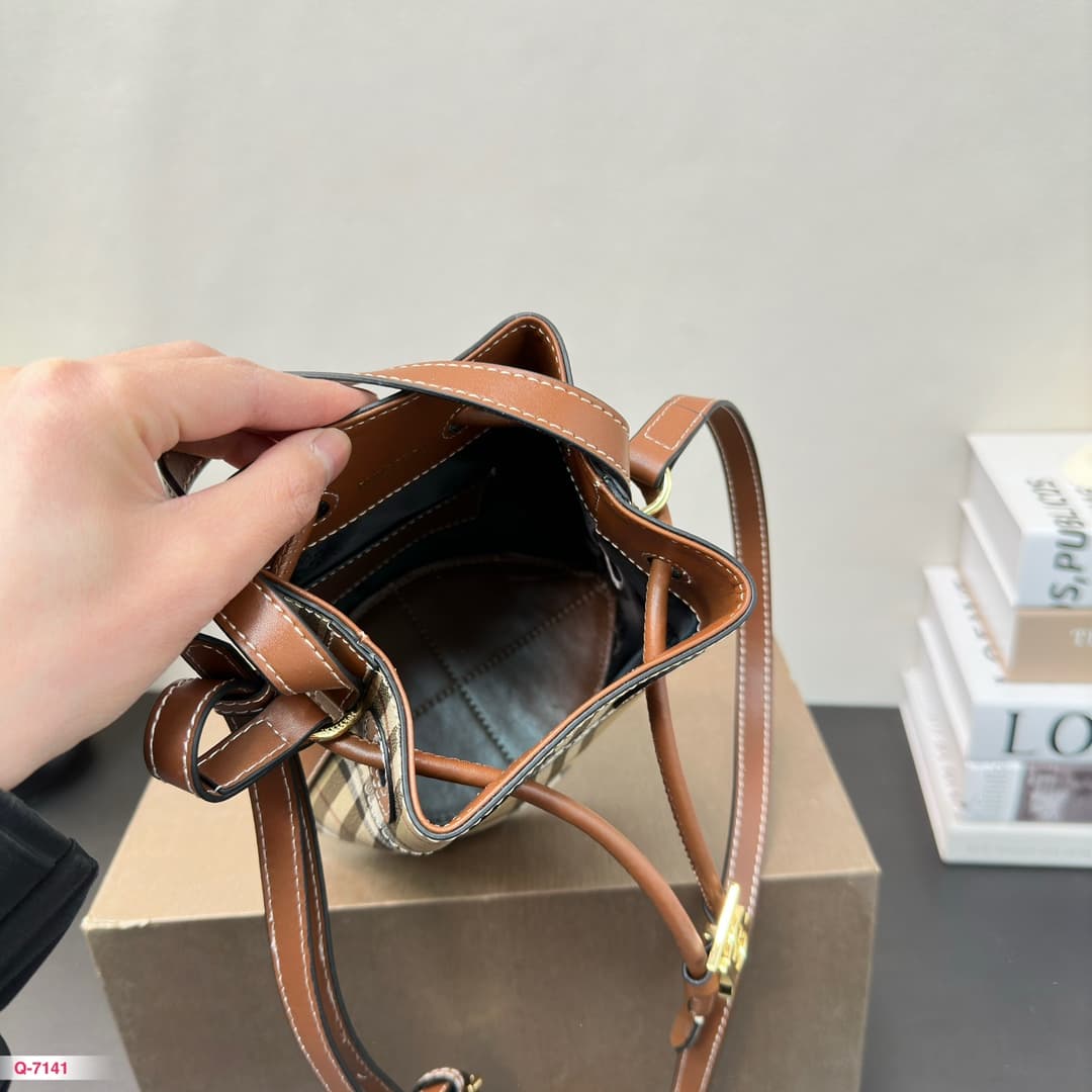Burberry TB Bucket Bag in Archive beige & briar brown