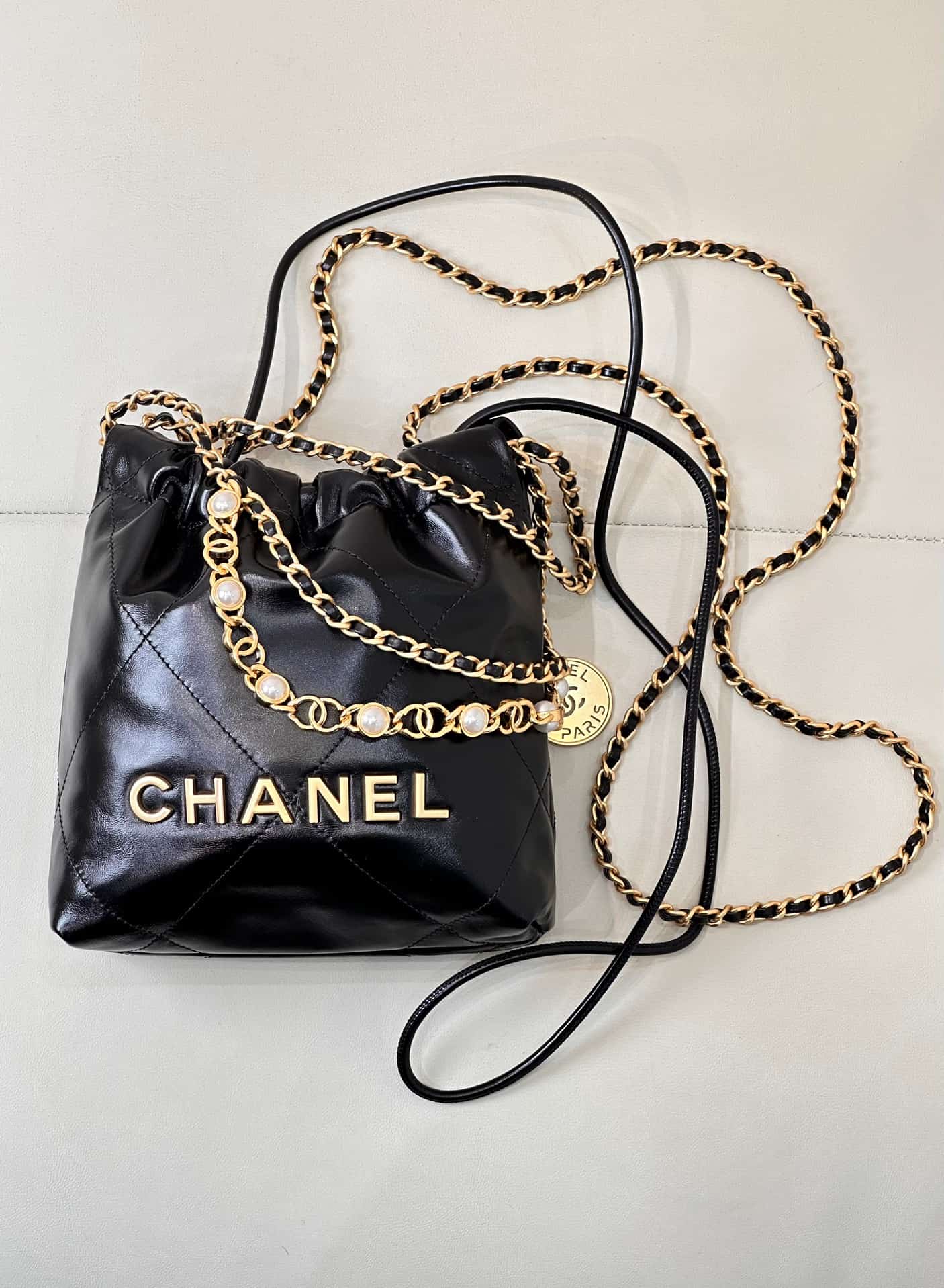 Chanel 22 MINI HANDBAG Shiny Calfskin Black & Gold-Tone Metal AS3980 TOP