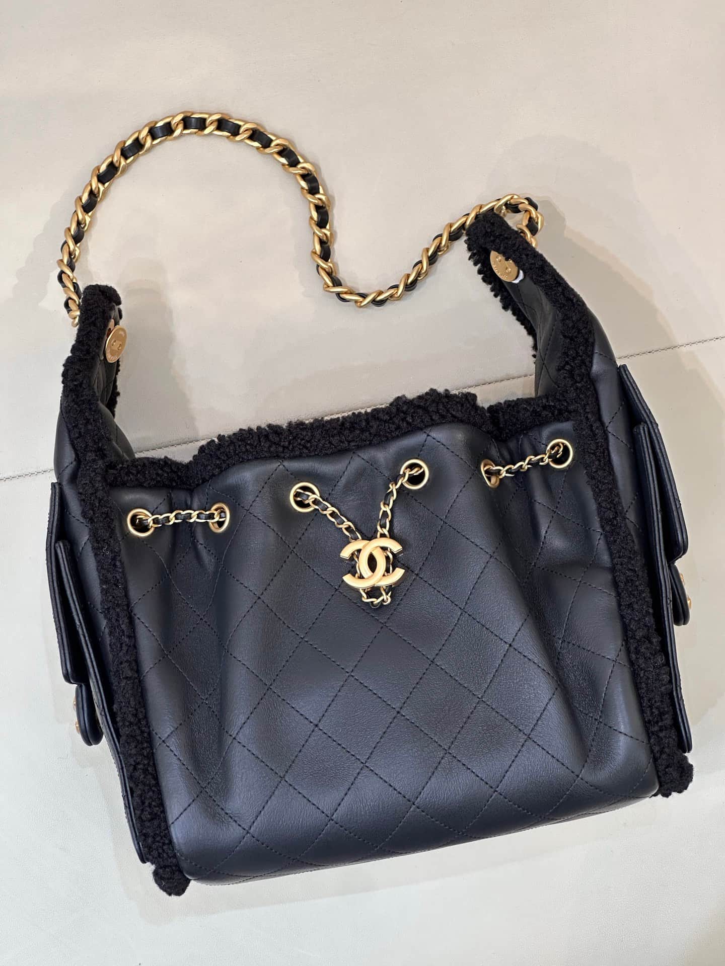 Chanel 25 Small Hobo handbag AS5293 Grained Calfskin with crumpled sheepskin shearling&Gold-tone Metal Black TOP