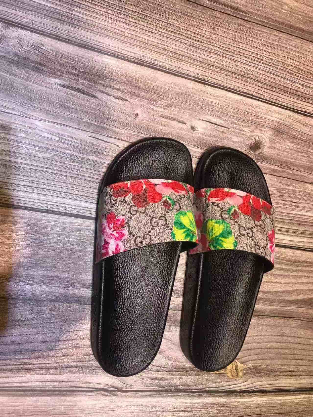Gucci GG Supreme canvas slides