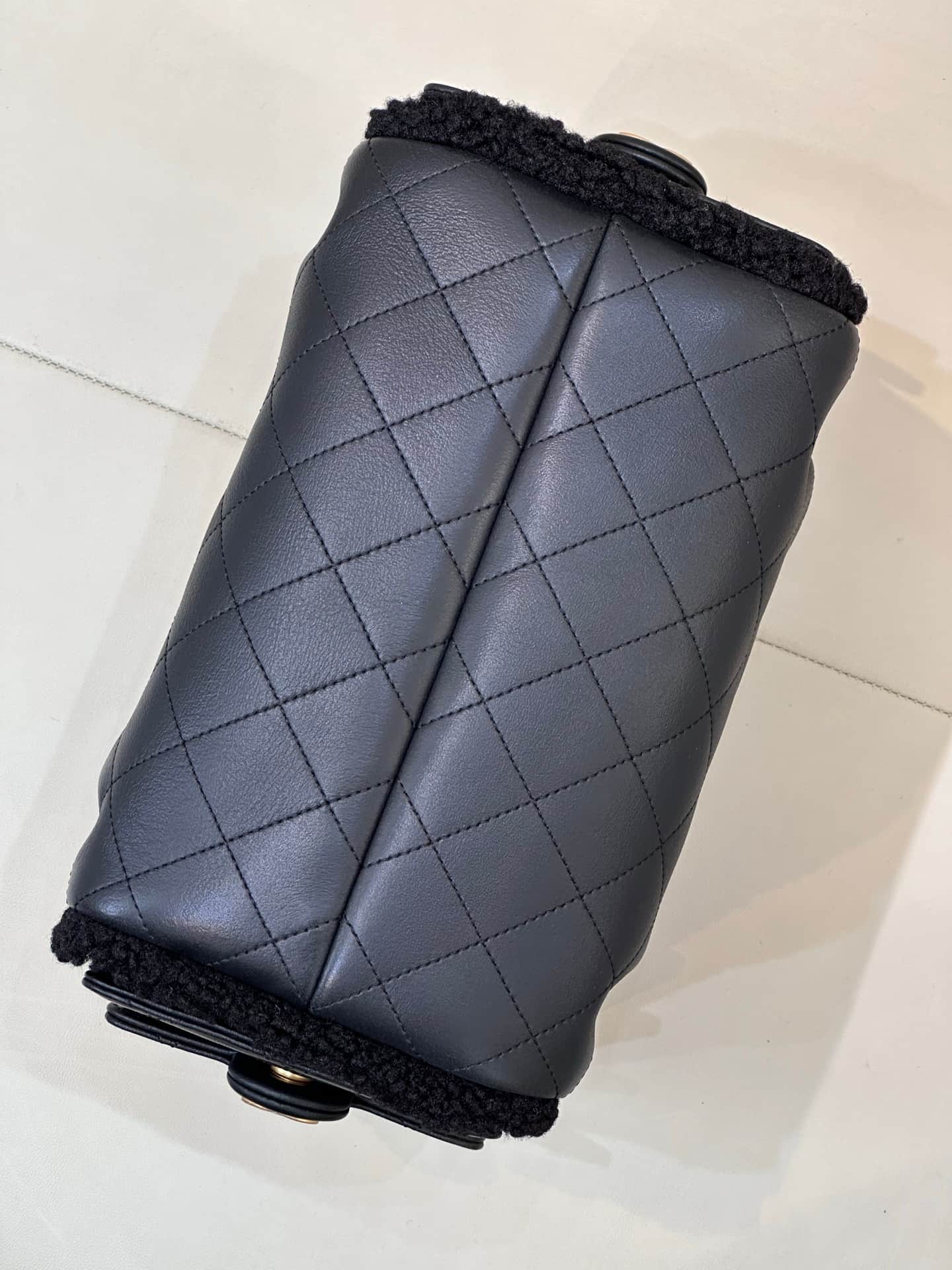 Chanel 25 Small Hobo handbag AS5293 Grained Calfskin with crumpled sheepskin shearling&Gold-tone Metal Black TOP
