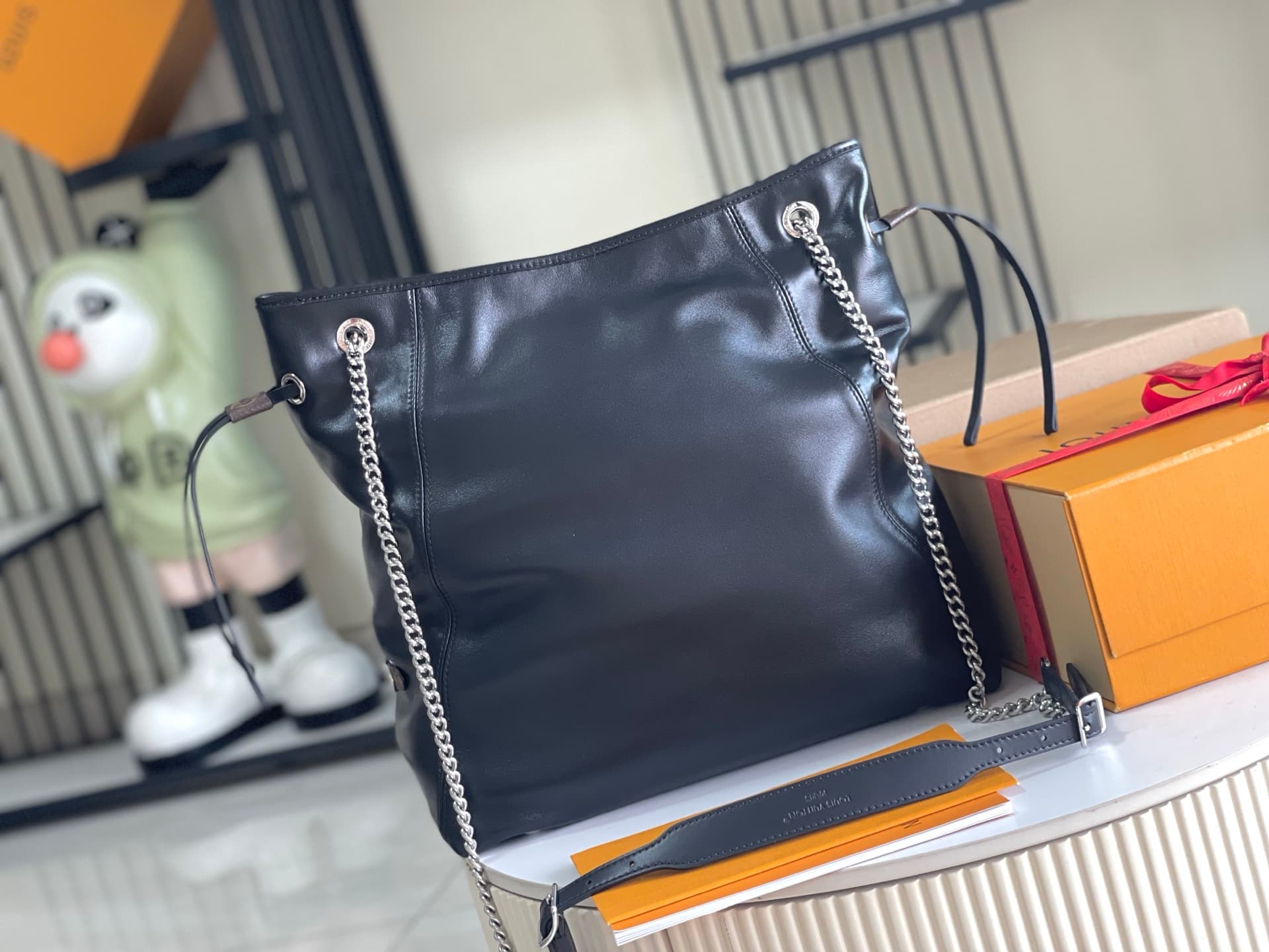 Louis Vuitton Off Duty Vibe MM Lamb leather M25545 Black TOP