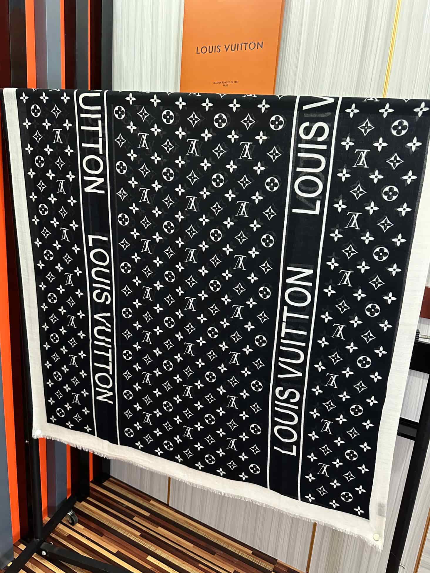 Louis Vuitton Monogram Blast scarf