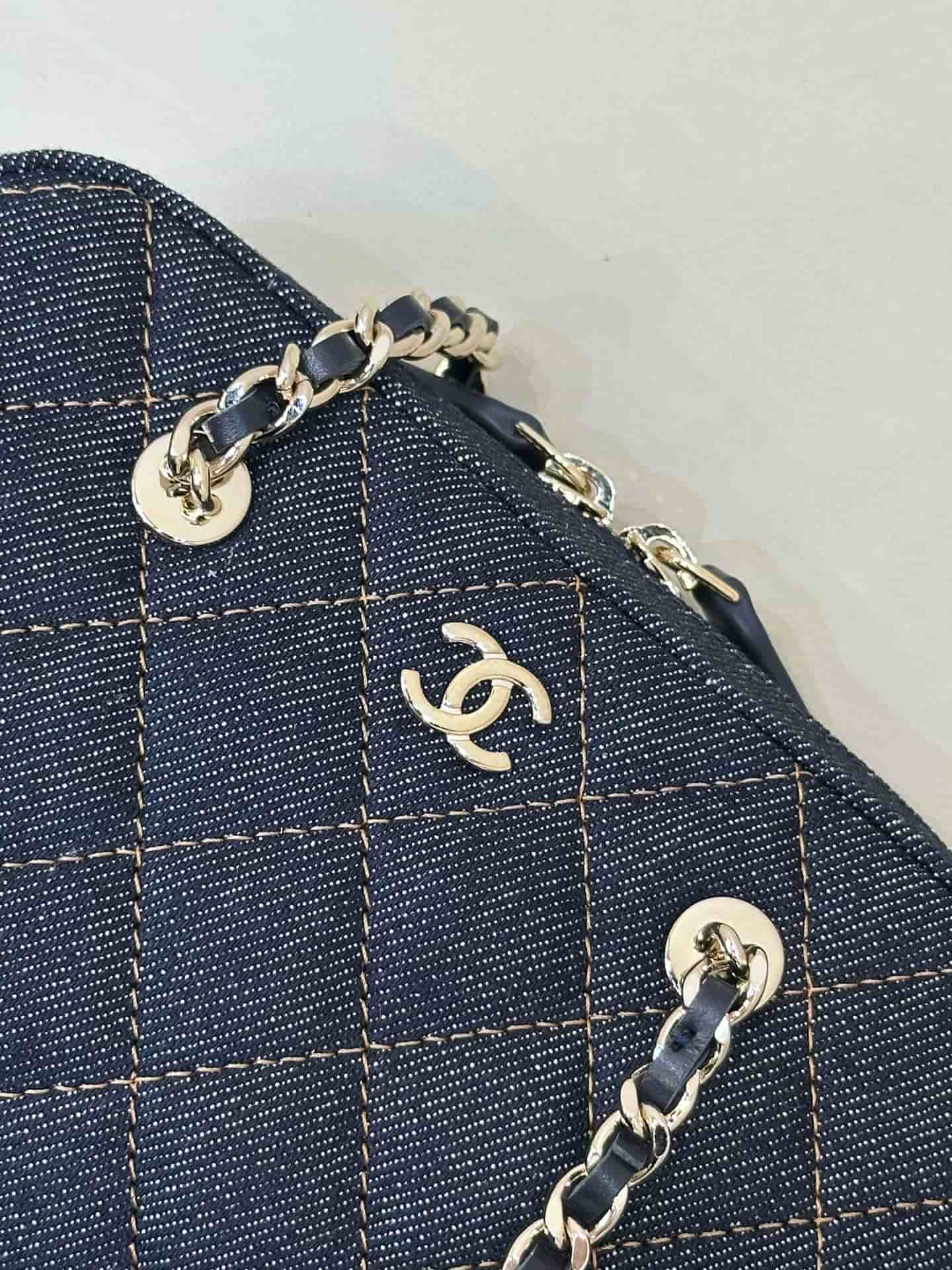 Chanel Clutch with chain Denim & Gold-Tone Metal Dark Blue AP5092 TOP