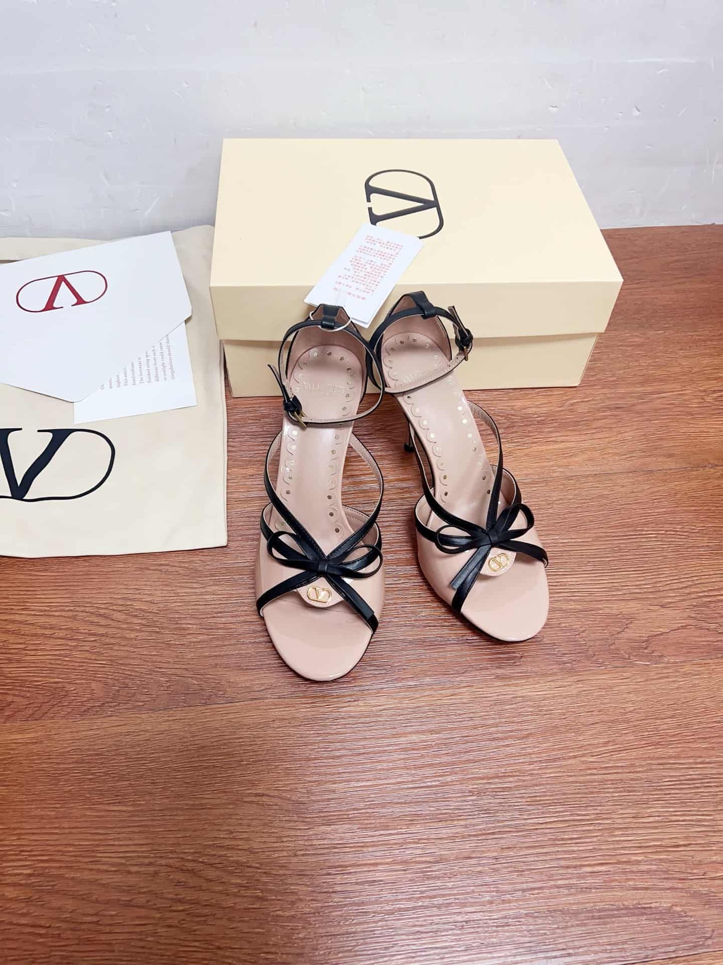 Valentino Garavani Bepointy Leather Sandals