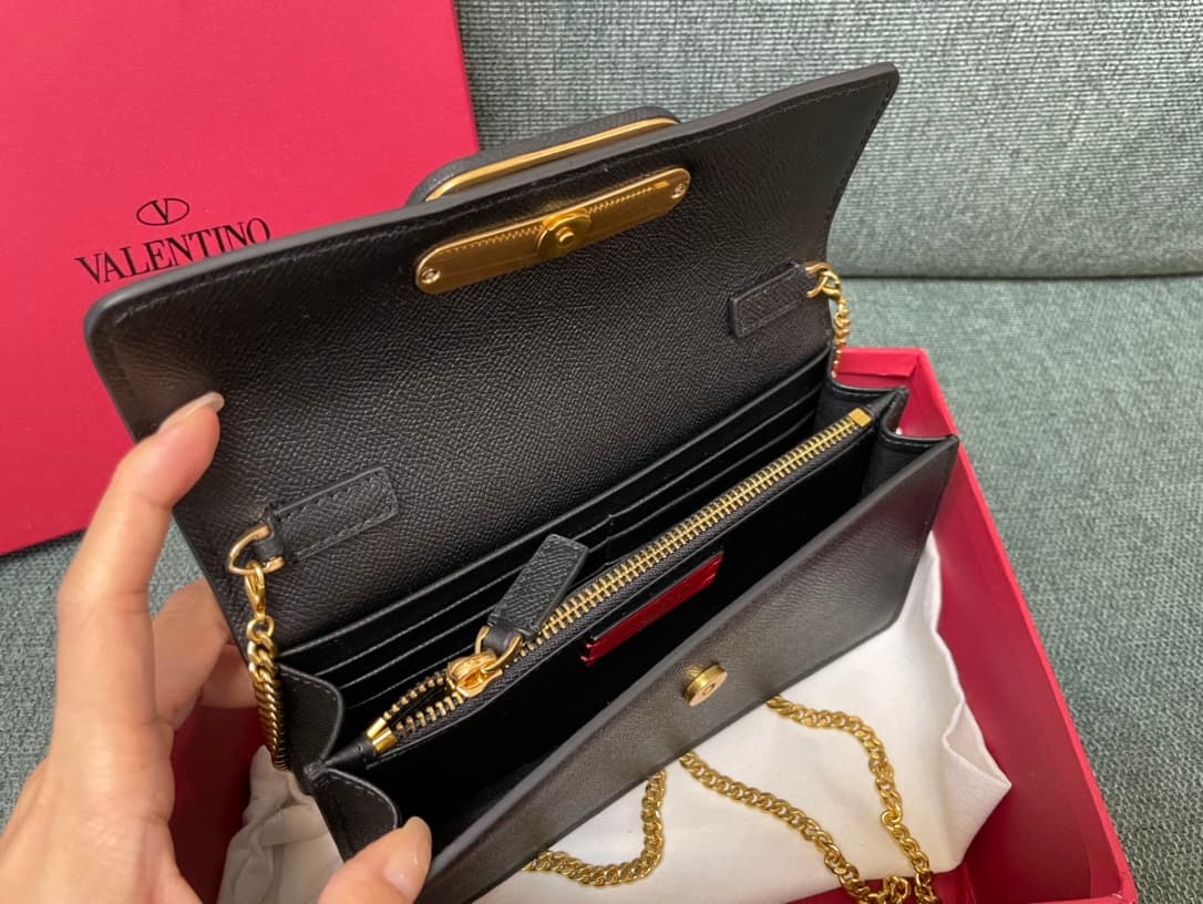 Valentino Garavani VLogo signature wallet on chain bag Grainy Calfskin Black High