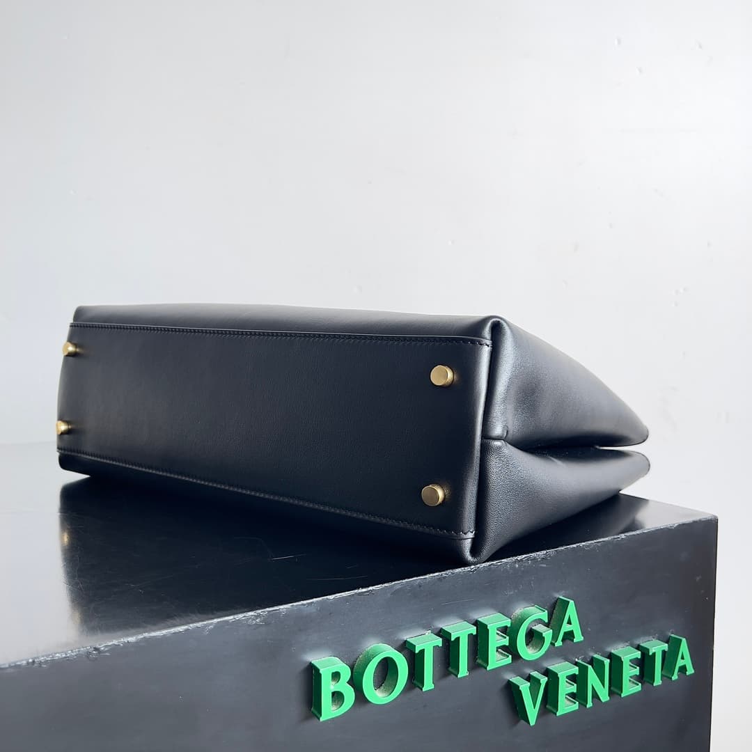 Bottega Veneta Andiamo tote bag in black calfskin leather TOP