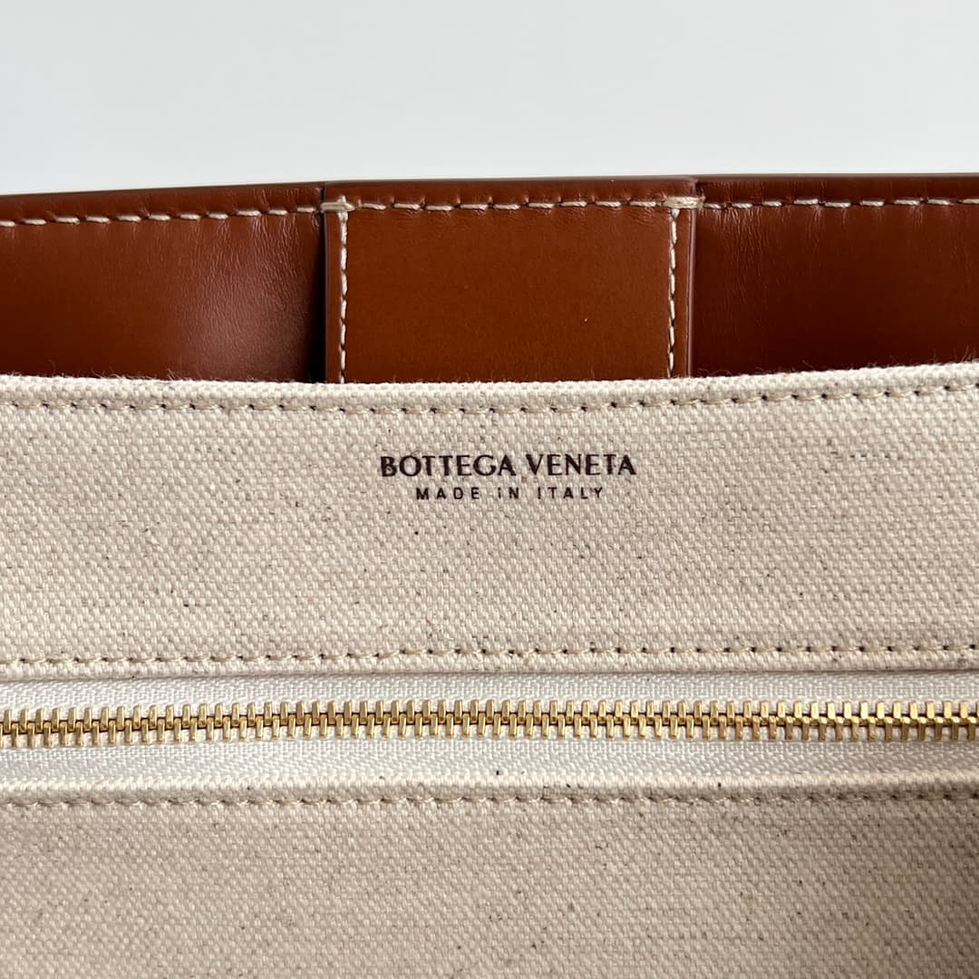 Bottega Veneta Andiamo tote bag in beige calfskin leather with canvas TOP