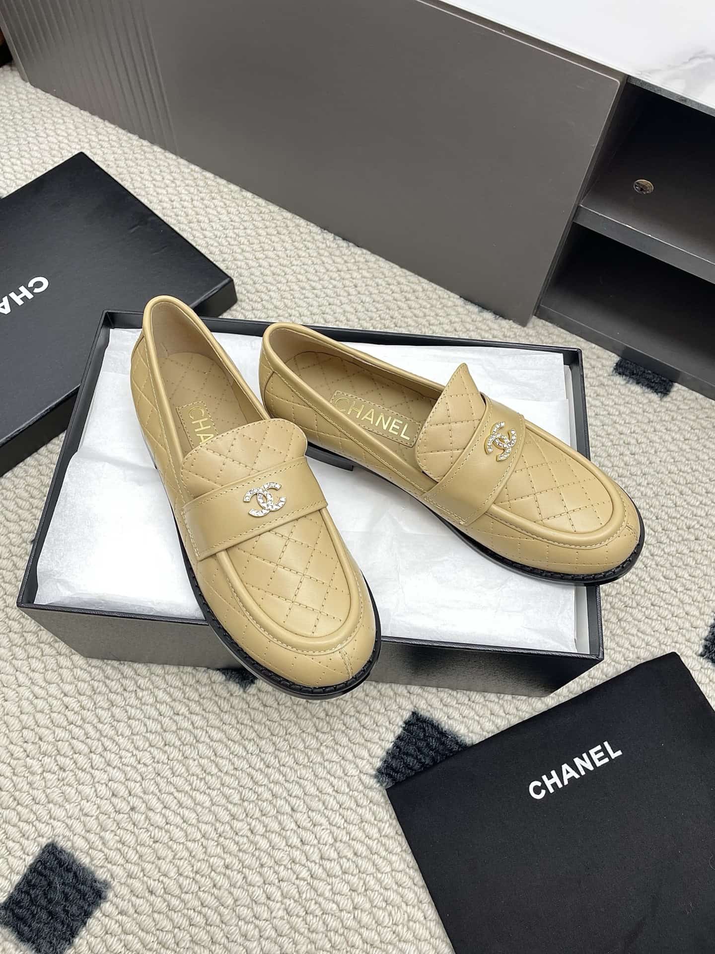 Chanel Interlocking CC Logo Leather Loafers shoes Women