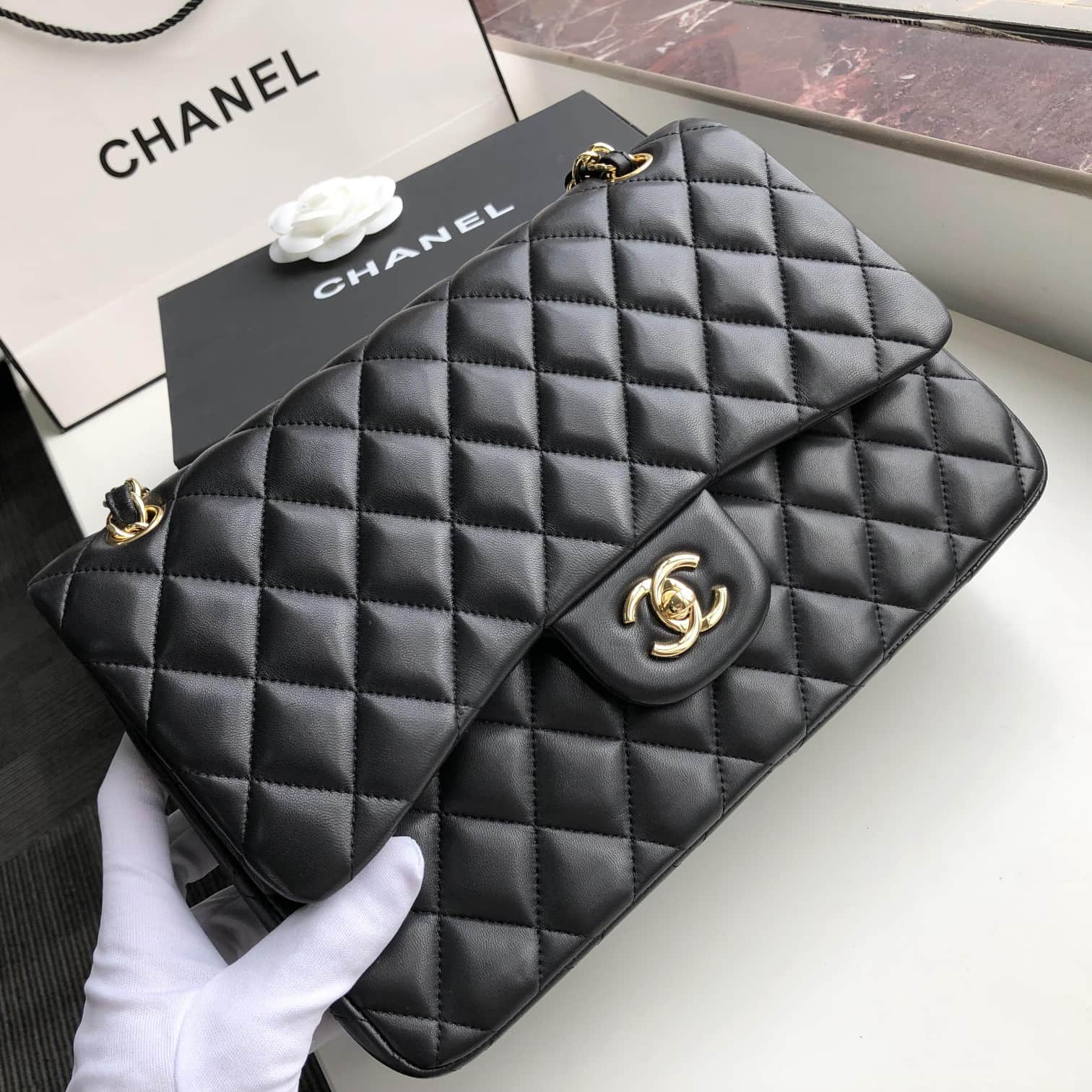 Large CLASSIC HANDBAG Lambskin Gold Metal Black A