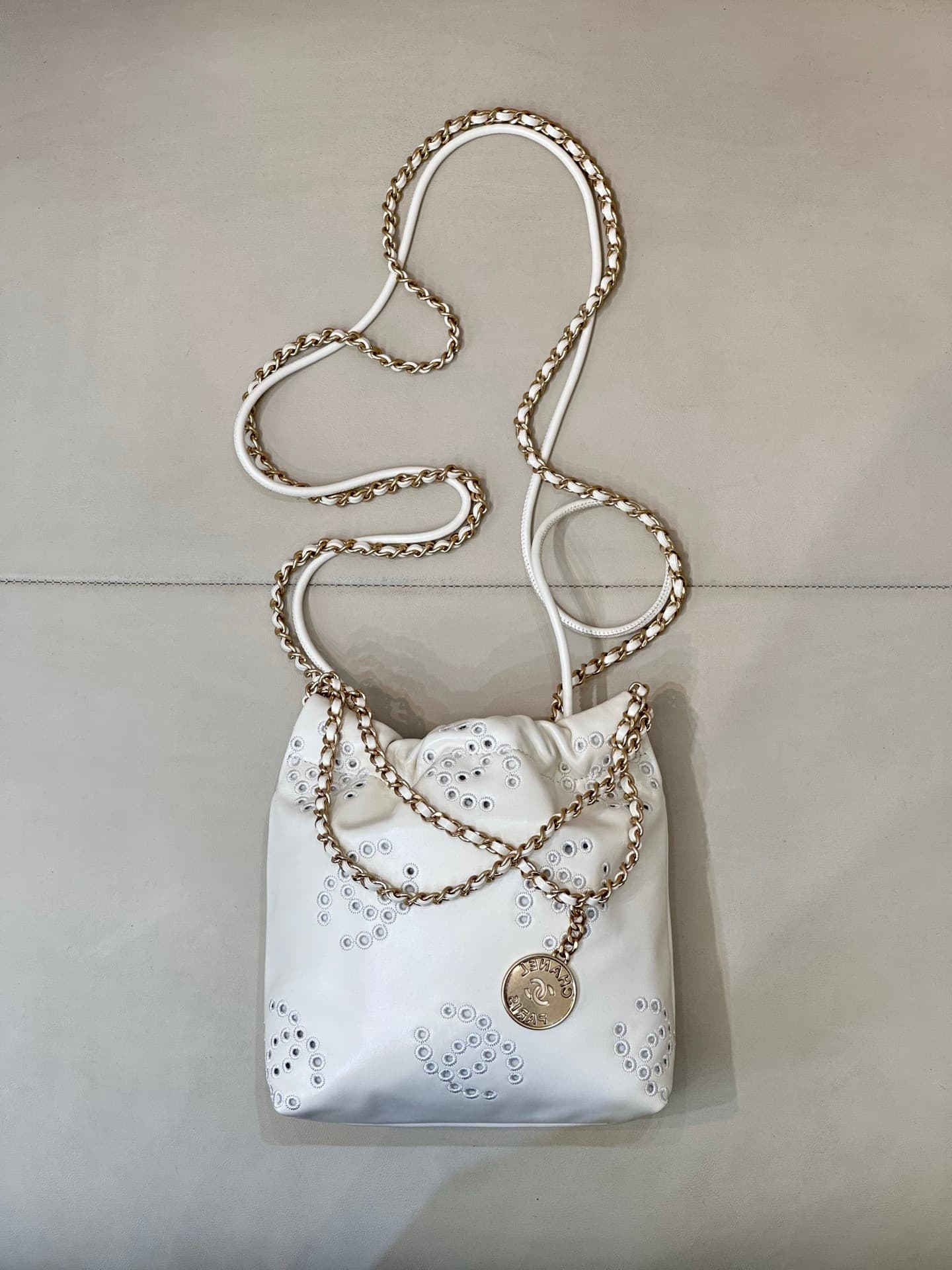 Chanel 22 MINI HANDBAG Shiny Calfskin White & Gold-Tone Metal AS3980 TOP