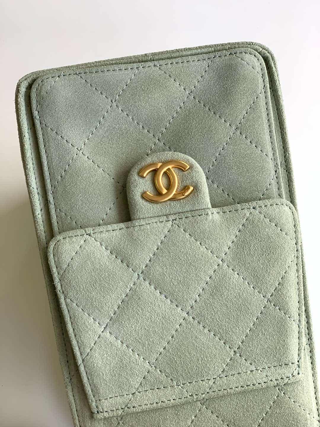 Chanel 25 Small Hobo handbag AS5293 Suede & gold-tone metal Green A