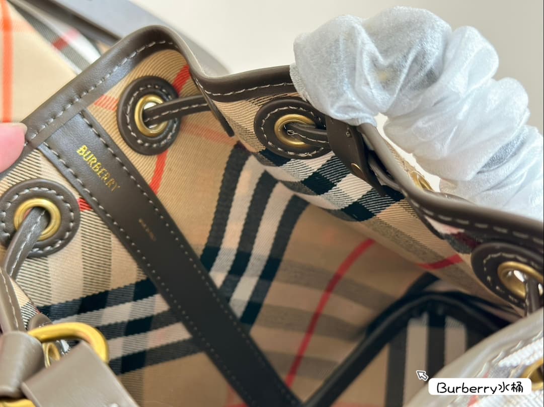 Burberry Check Bucket Bag Beige/Lichen