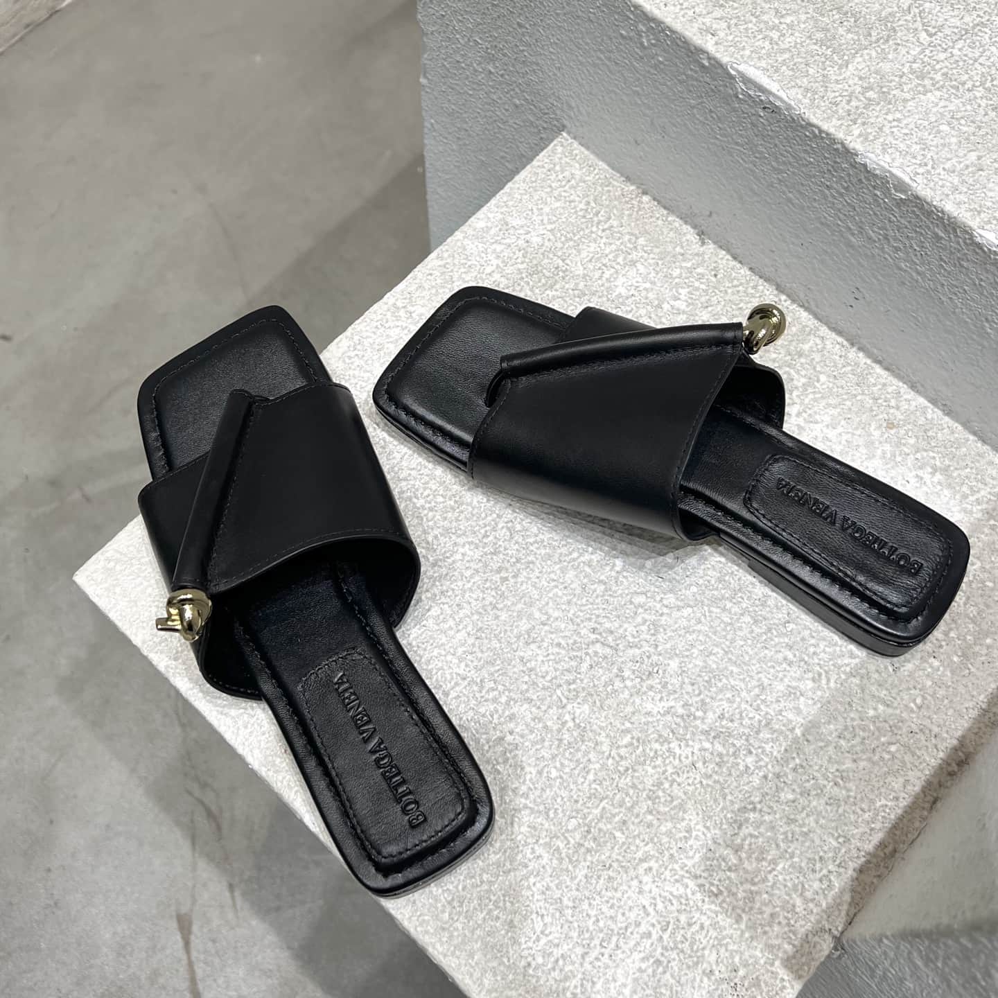 Bottega Veneta Interwoven Leather Flat Sandal Shoes Women