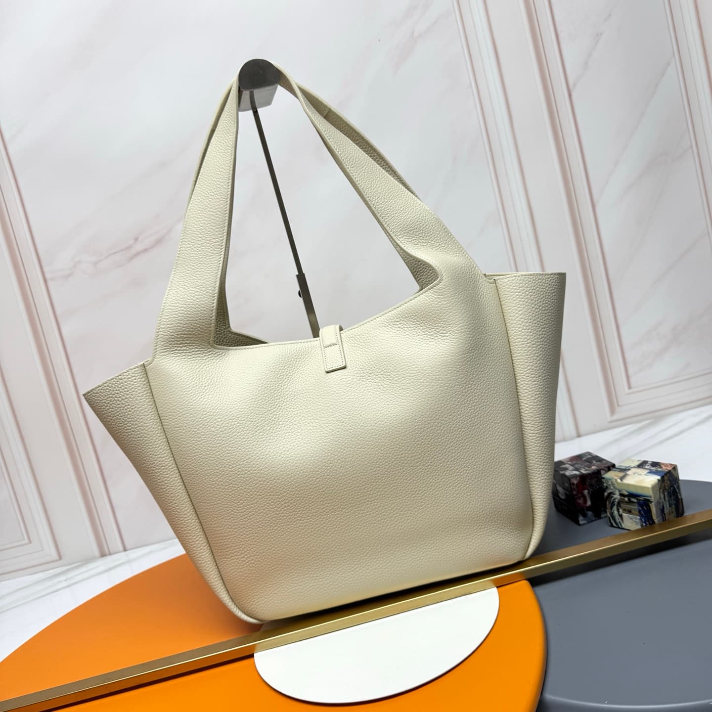 LE 5 À 7 BEA in grained leather 763435 BLANC VINTAGE High