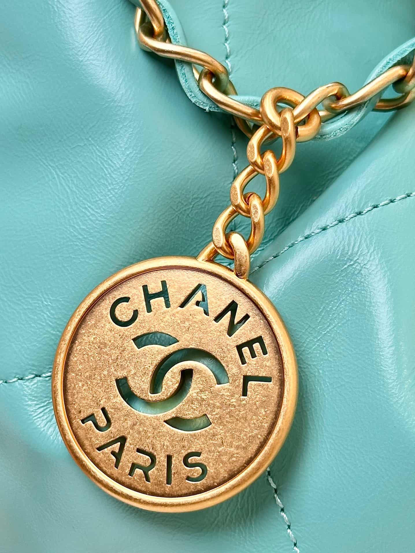 Chanel 22 Small handbag Shiny calfskin & Gold-tone metal AS3260 Deep Green TOP