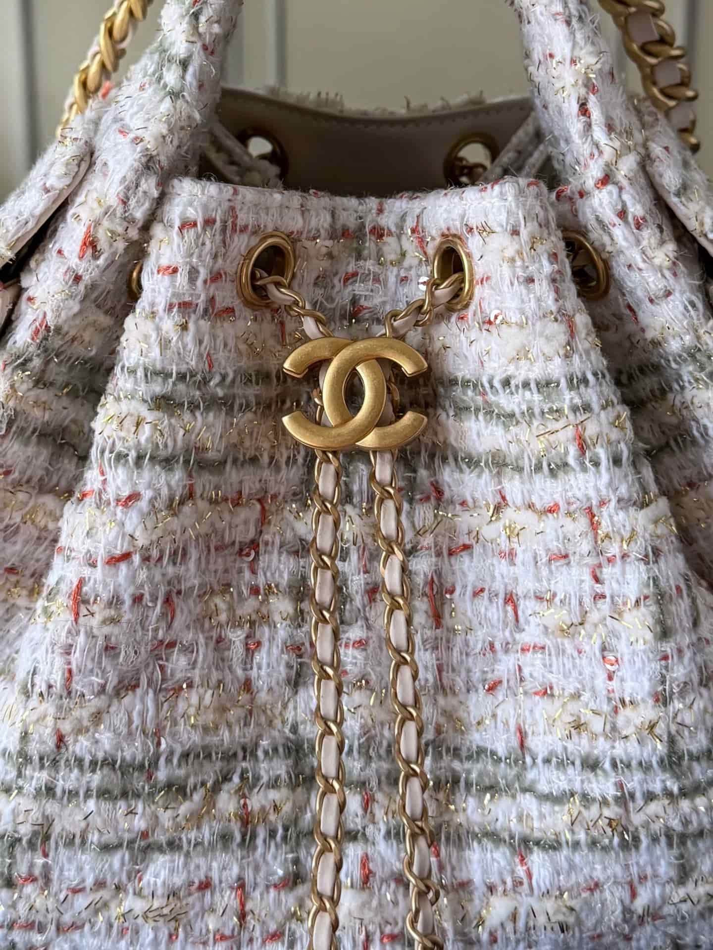 Chanel 25 Small Hobo handbag AS5293 Wool Tweed & Gold-Tone Metal Ecru Khaki Gold & Red A