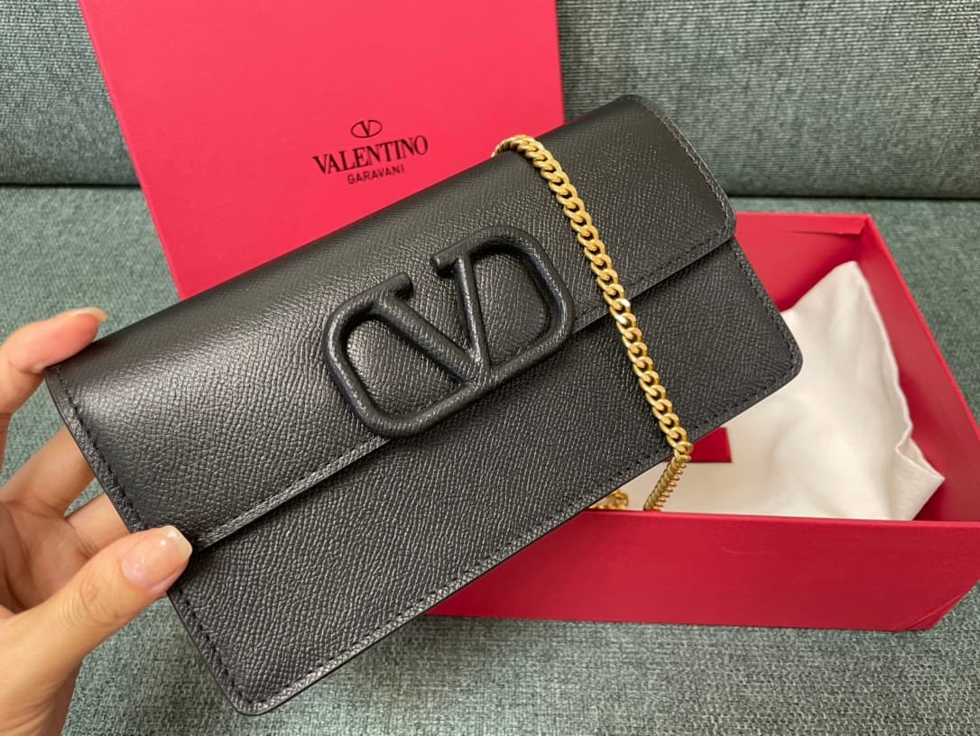 Valentino Garavani VLogo signature wallet on chain bag Grainy Calfskin Black High