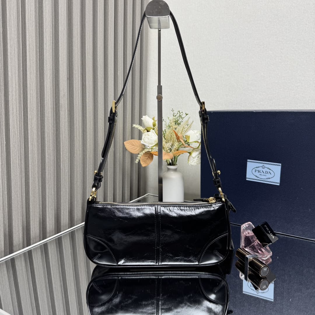 Prada Re-Edition 2002 medium leather shoulder bag 1BC221 High