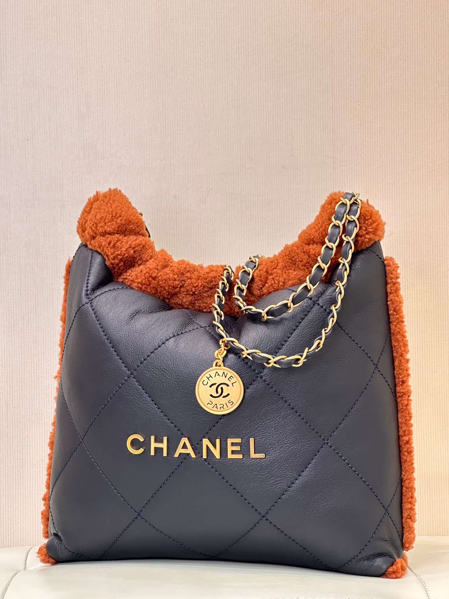 Chanel 22 Small handbag Shiny Calfskin Shearling & Gold-tone metal AS3260 Black with Brown TOP