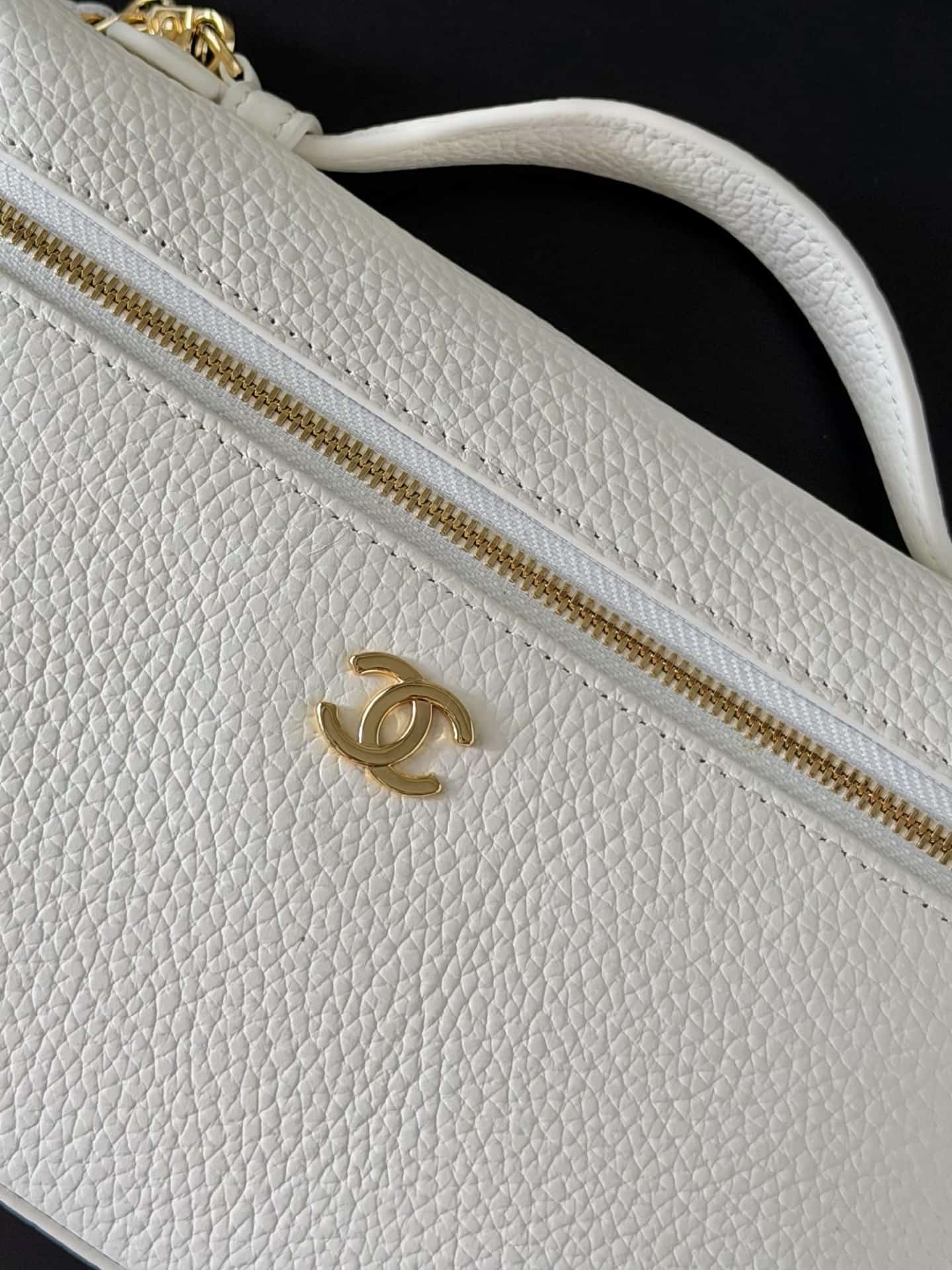 Chanel Large Vanity with chain Grained Calfskin & Gold-Tone Metal White AS5347 A