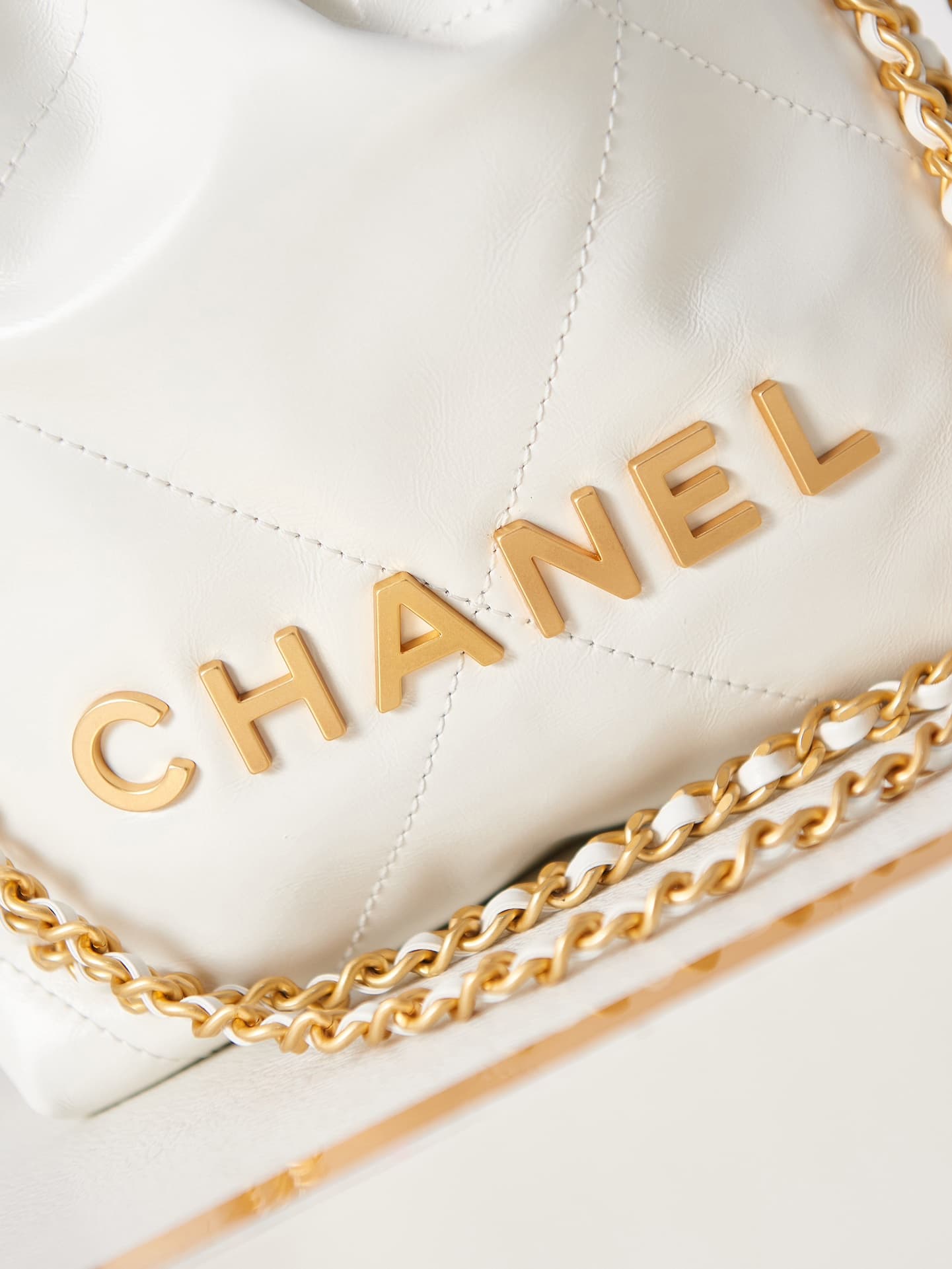Chanel 22 MINI HANDBAG Shiny Calfskin White & Gold-Tone Metal AS3980 A