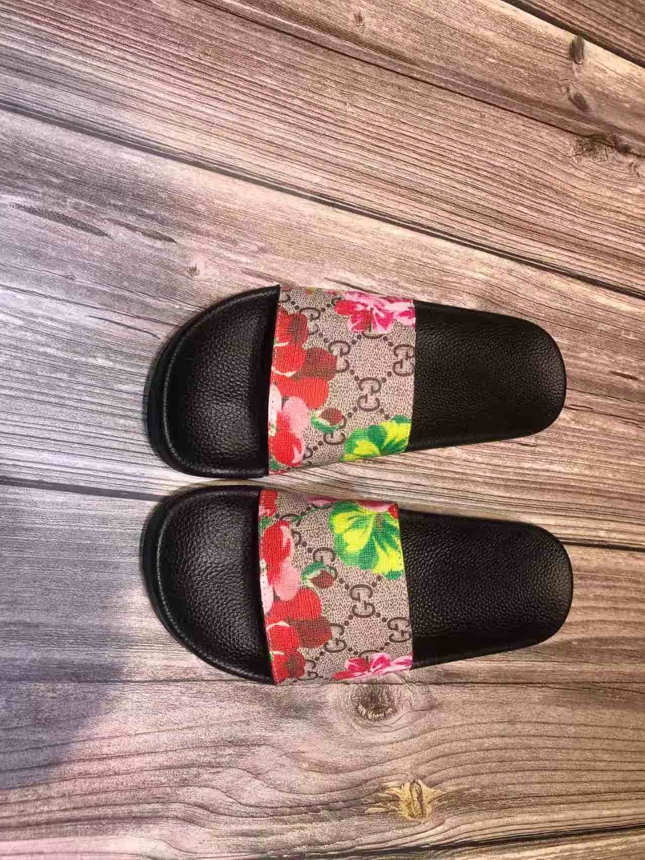 Gucci GG Supreme canvas slides