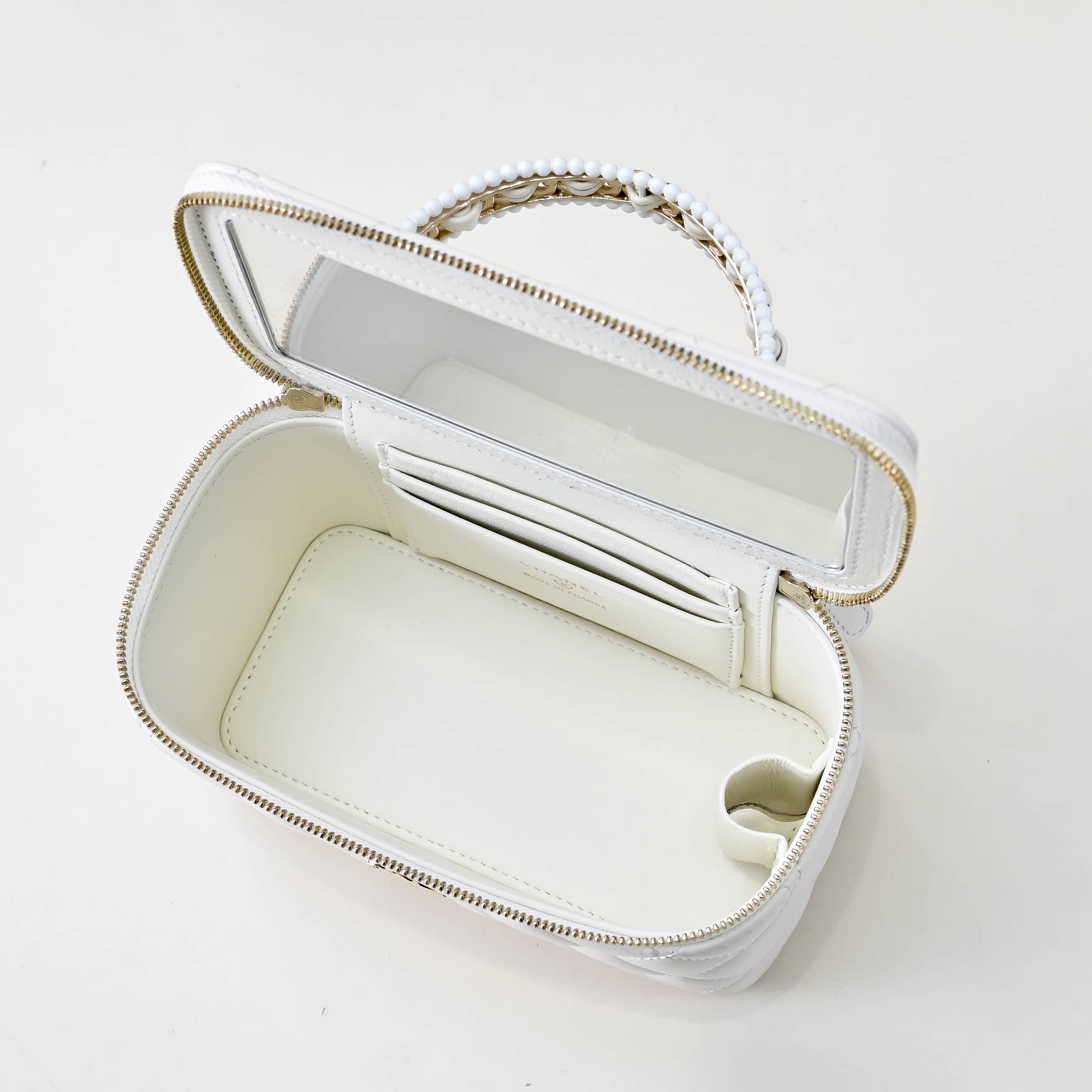 Chanel LONG VANITY WITH CHAIN Lambskin, Imitation Pearls & Gold-Tone Metal AP4452 White A