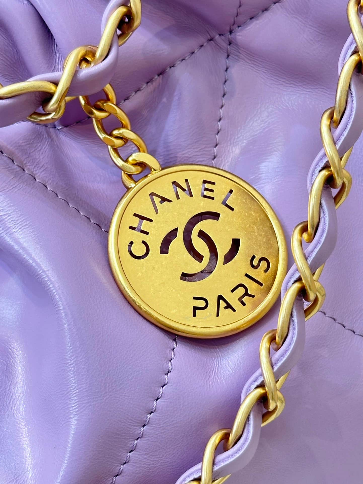 Chanel 22 Small handbag Shiny calfskin & Gold-tone metal AS3260 Purple TOP