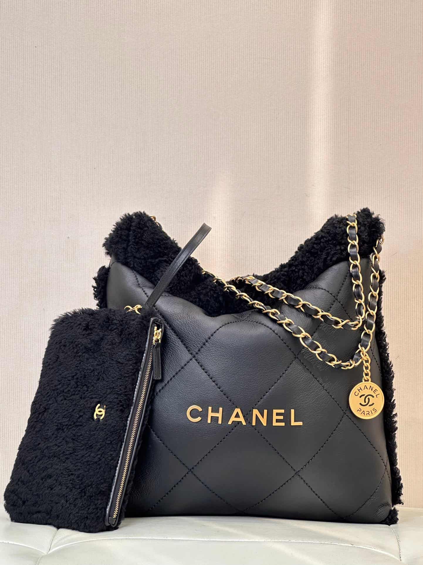 Chanel 22 Small handbag Shiny Calfskin Shearling & Gold-tone metal AS3260 Black TOP