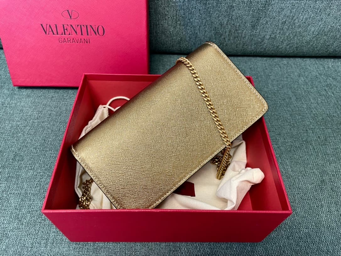Valentino Garavani VLogo signature wallet on chain bag Grainy Calfskin Gold High