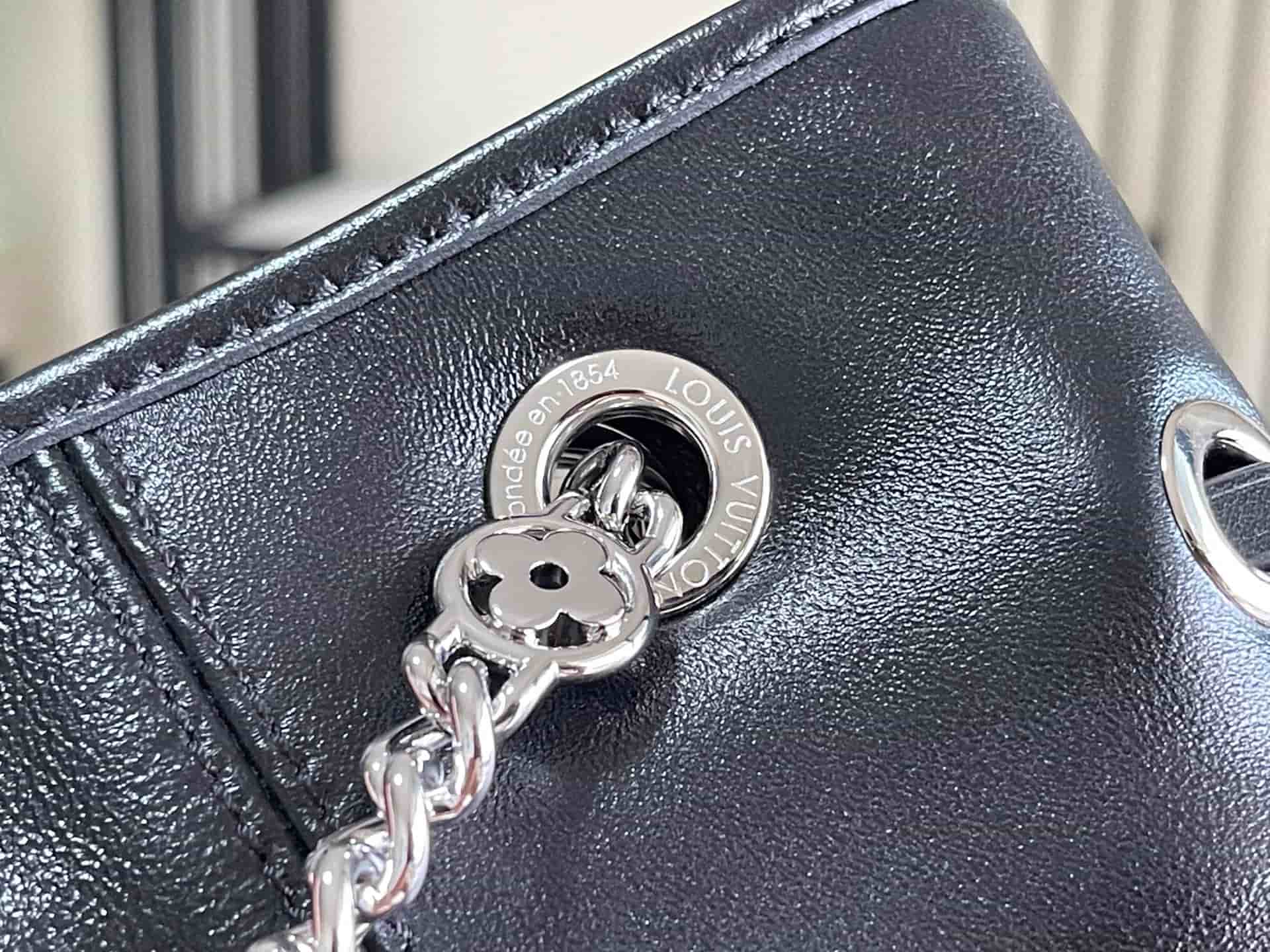 Louis Vuitton Off Duty Vibe MM Lamb leather M25545 Black TOP