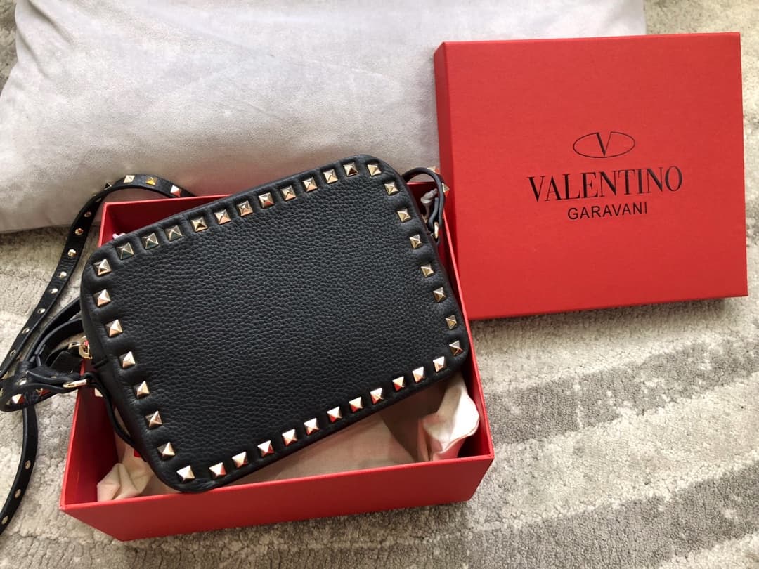 Valentino Garavani Rockstud Camera Bag in black calfskin leather High