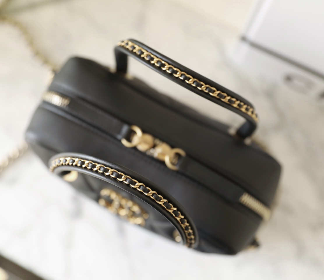 Chanel CAMERA CASE Shiny Lambskin & Gold-Tone Metal TOP