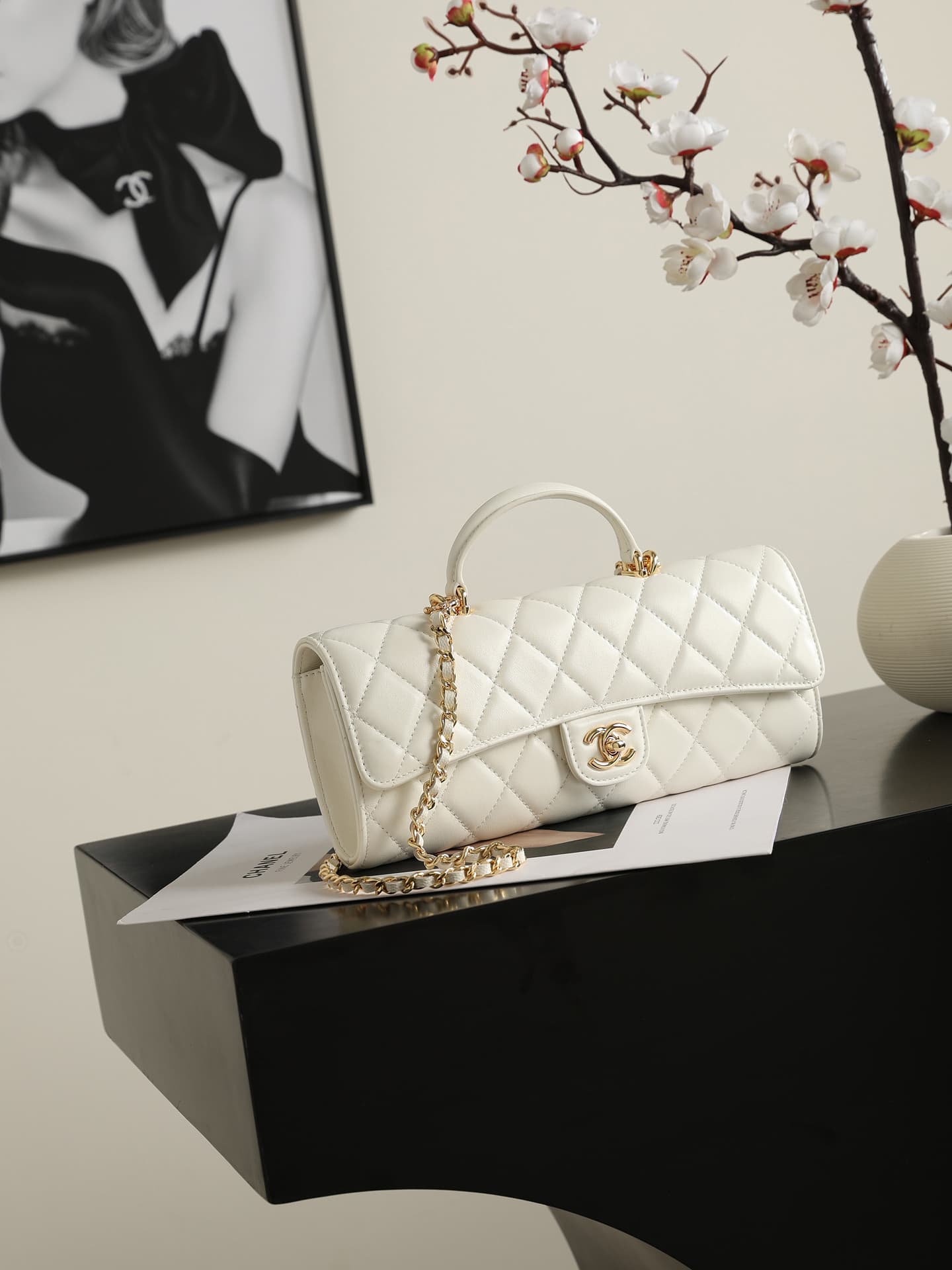 Chanel Clutch with chain Lambskin Calfskin & Gold-Tone Metal White AP5280 A