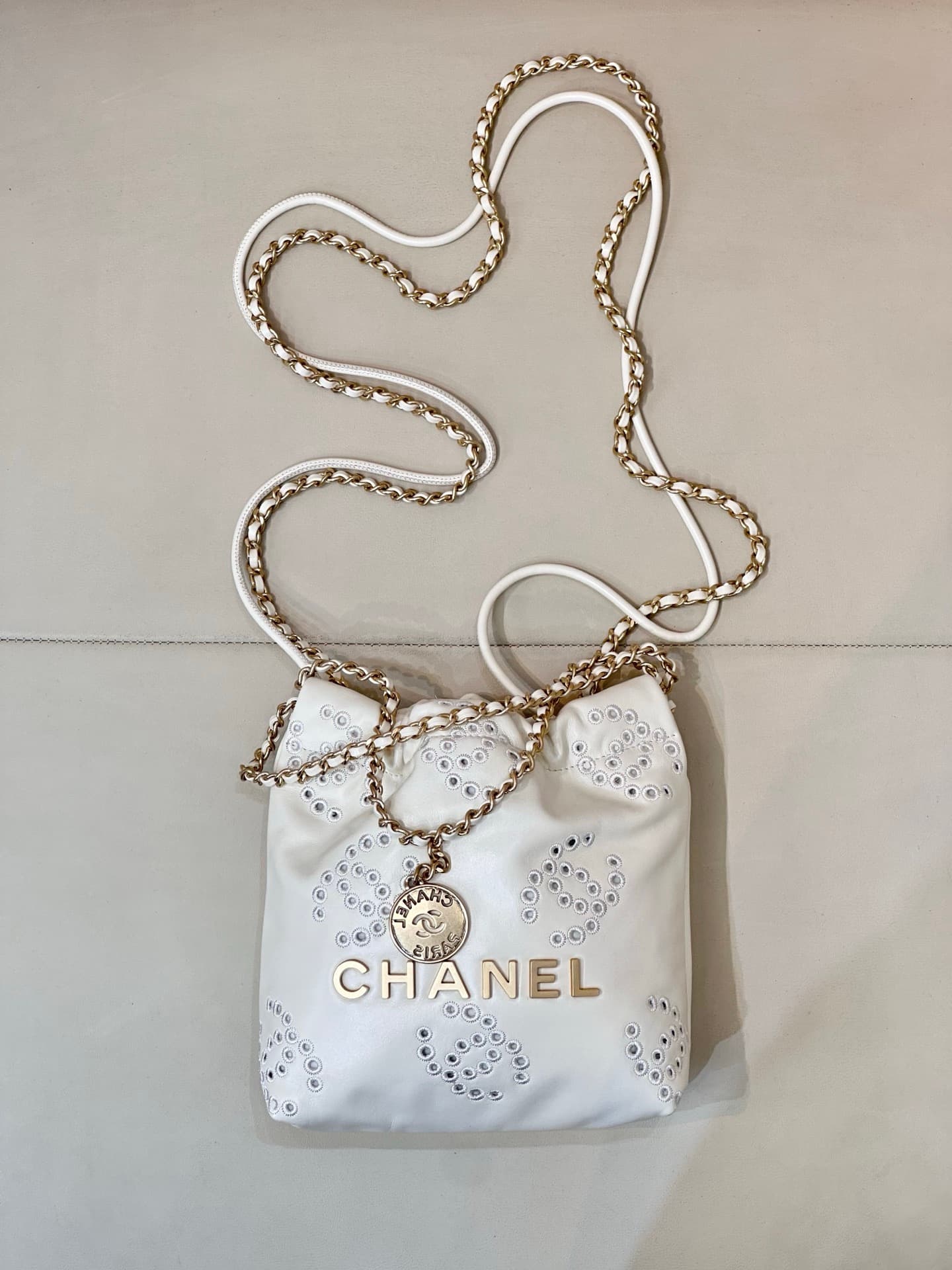 Chanel 22 MINI HANDBAG Shiny Calfskin White & Gold-Tone Metal AS3980 TOP