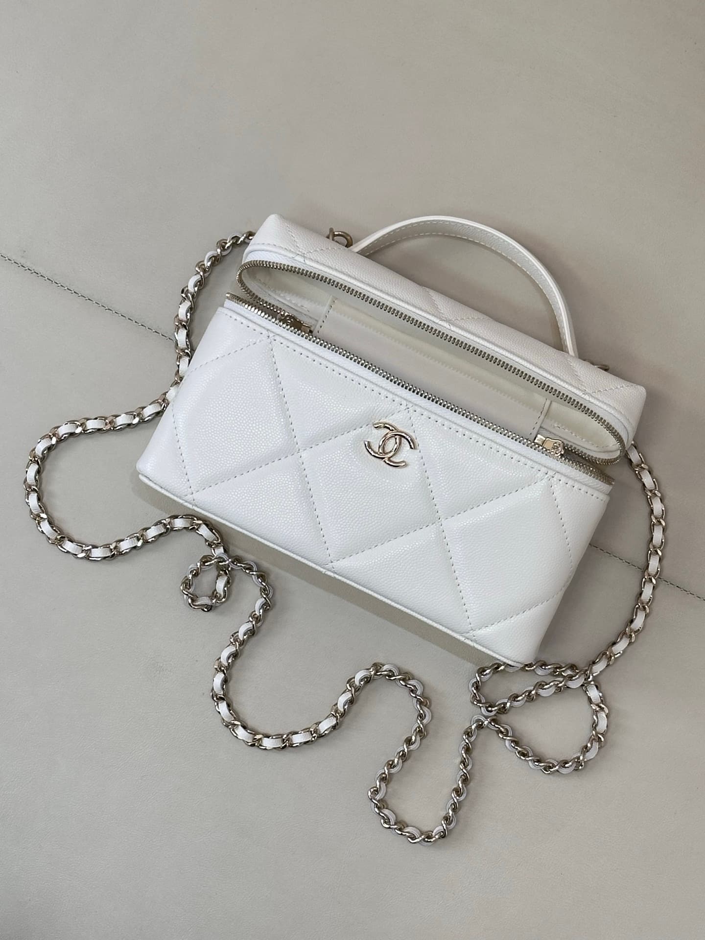 Chanel Vanity with Chain Grained Shiny Calfskin & Gold-Tone Metal White AP4936 TOP