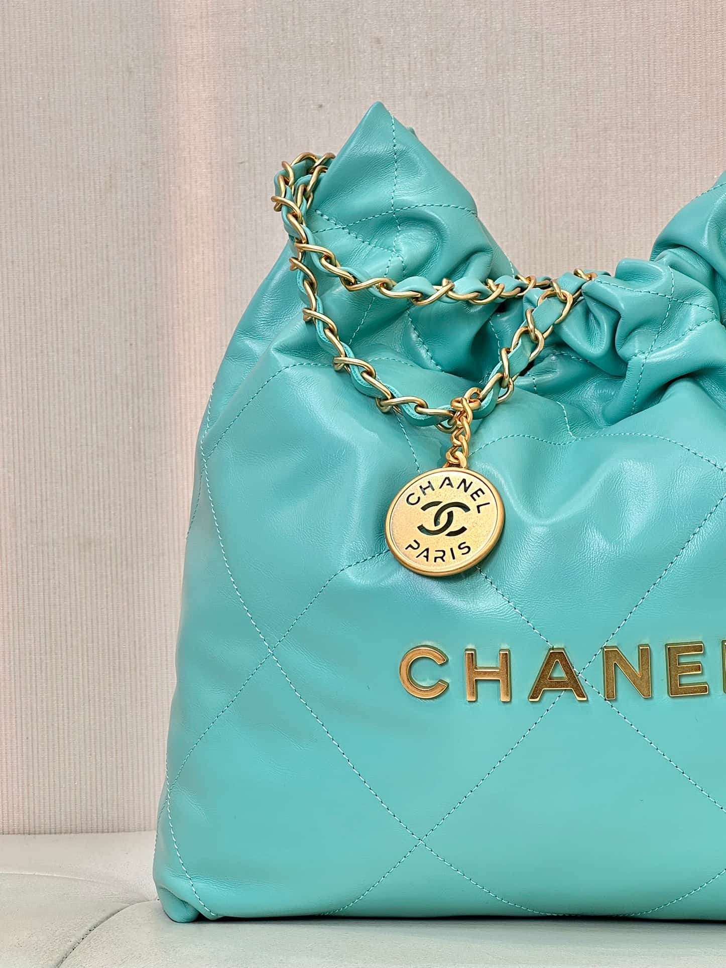 Chanel 22 Small handbag Shiny calfskin & Gold-tone metal AS3260 Deep Green TOP