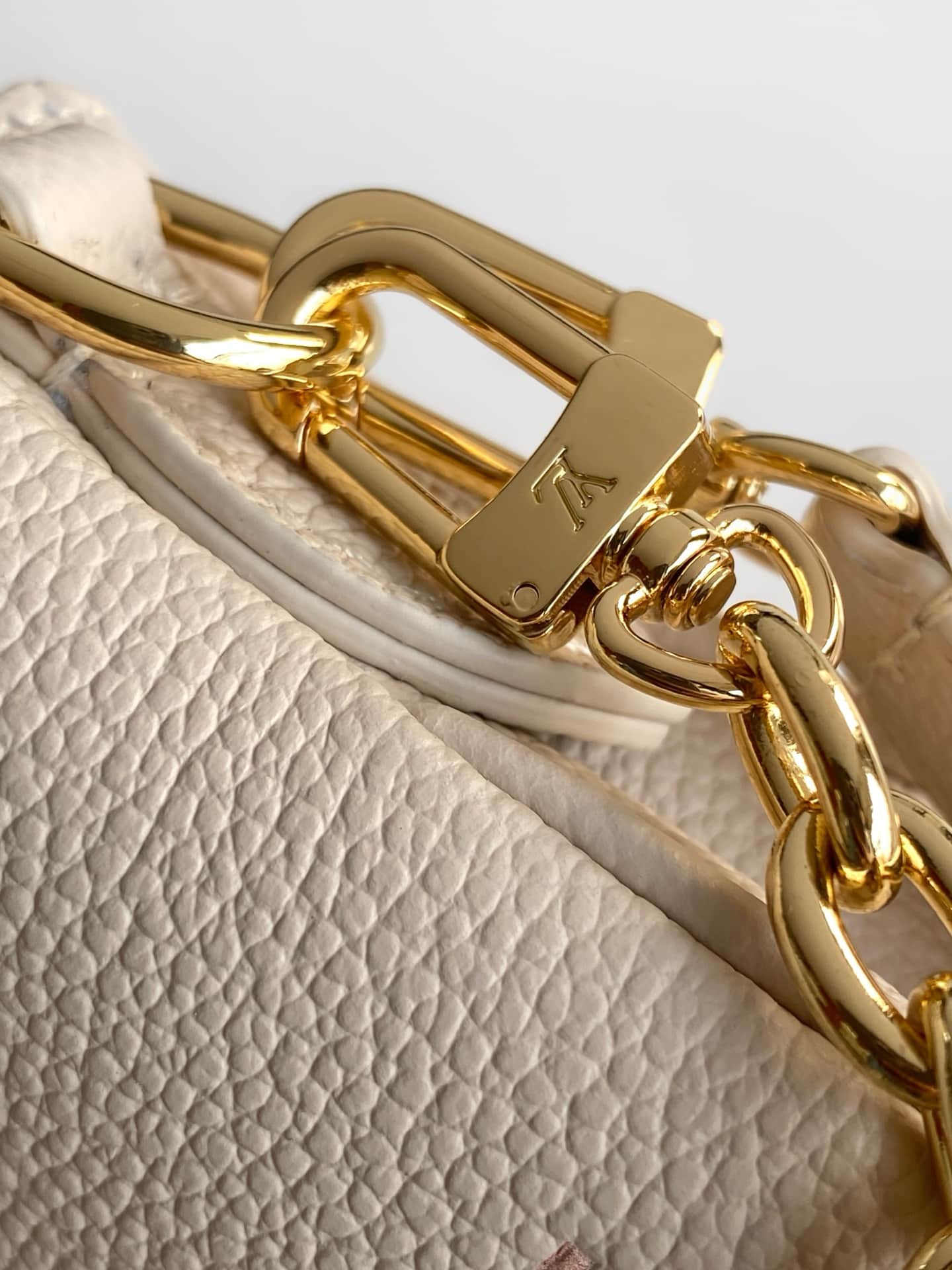 Louis Vuitton Pochette Liv Milky White/Peach Embossed grained cowhide leather M27741 High