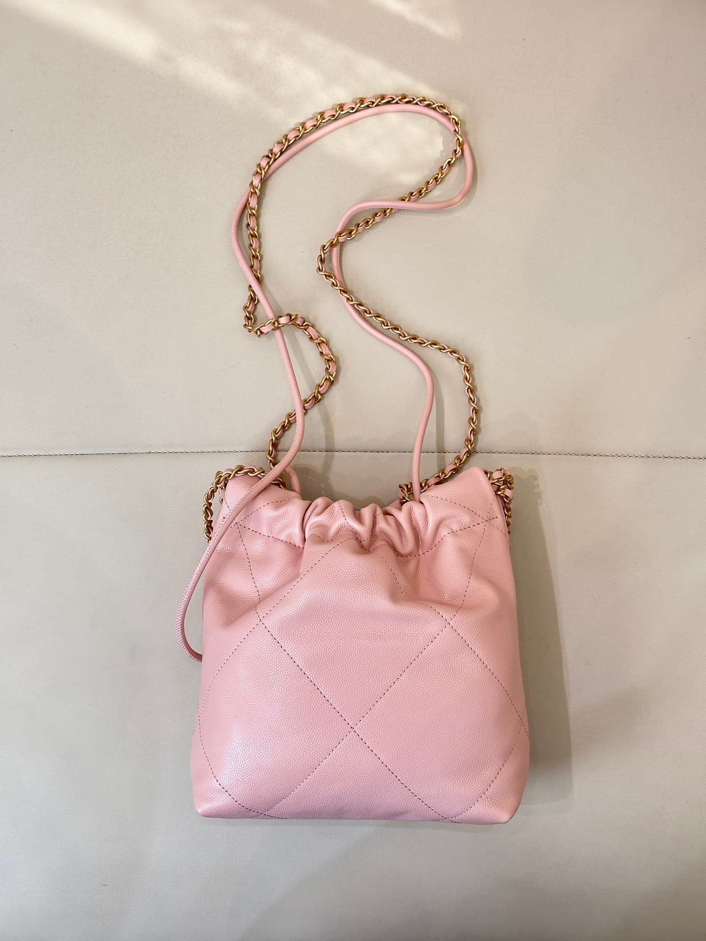 Chanel 22 MINI HANDBAG Shiny Calfskin Pink & Gold-Tone Metal AS3980 TOP