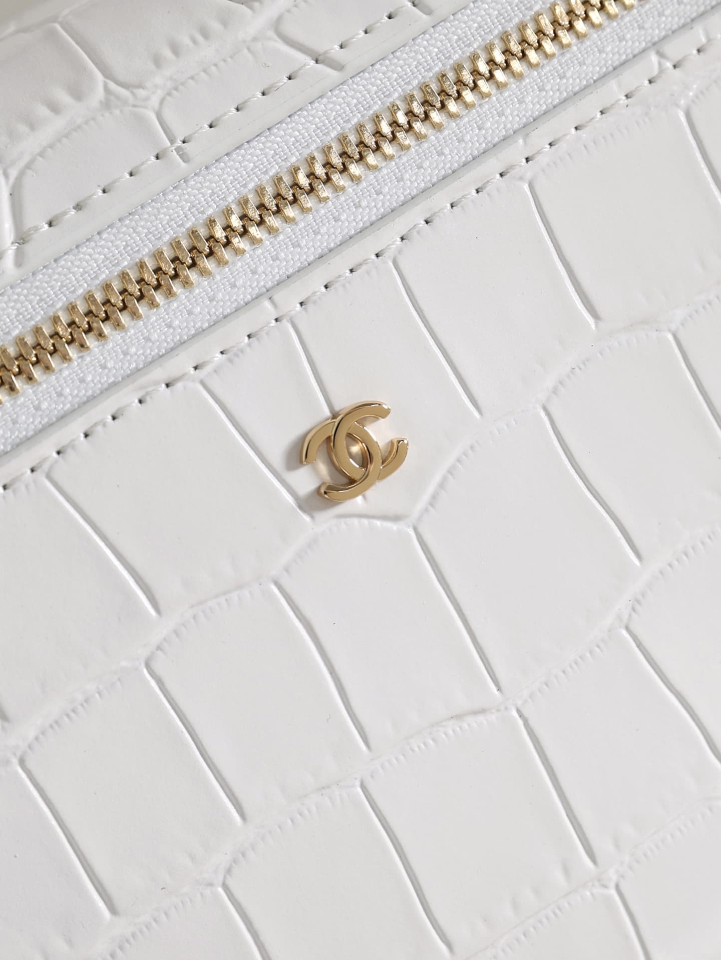 Chanel Vanity with Chain Crocodile-embossed leather& Gold-Tone Metal White AP5438 A