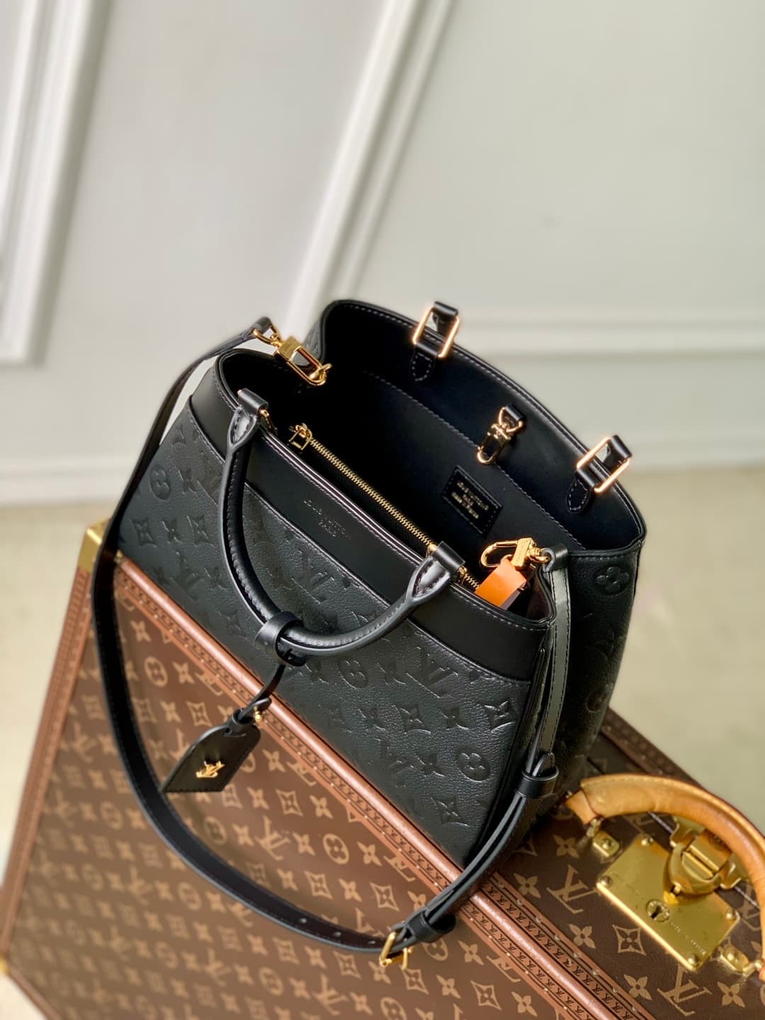 Louis Vuitton Avenue PM Cowhide leather M25577 Black High