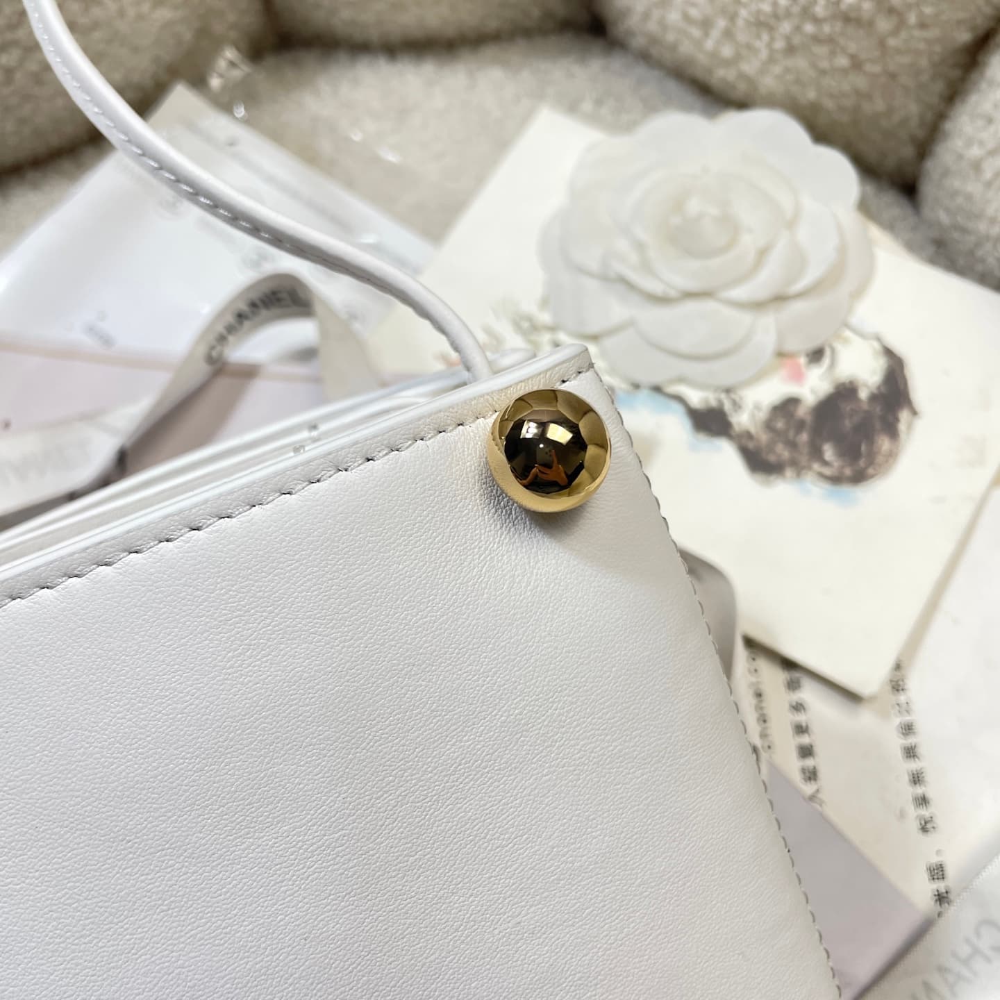 Chanel Shoulder Bag Shiny Calfskin& Gold-Tone Metal White AS6238 High