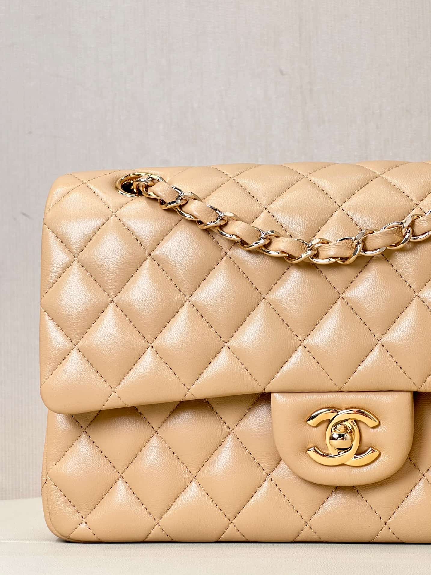 Chanel Medium CLASSIC HANDBAG Lambskin Gold-Tone Metal Nude TOP