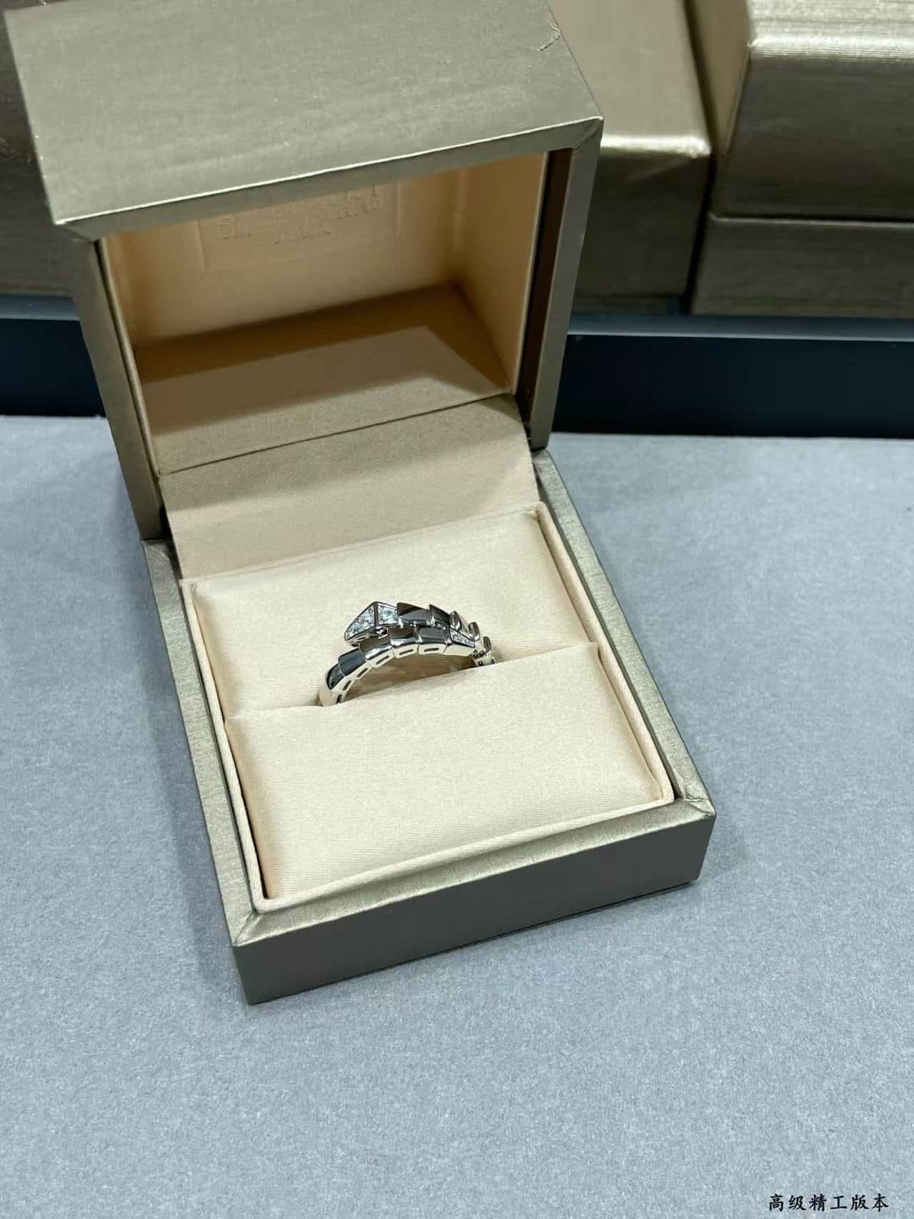 BVLGARI V- gold Serpenti Scaglie Ring High