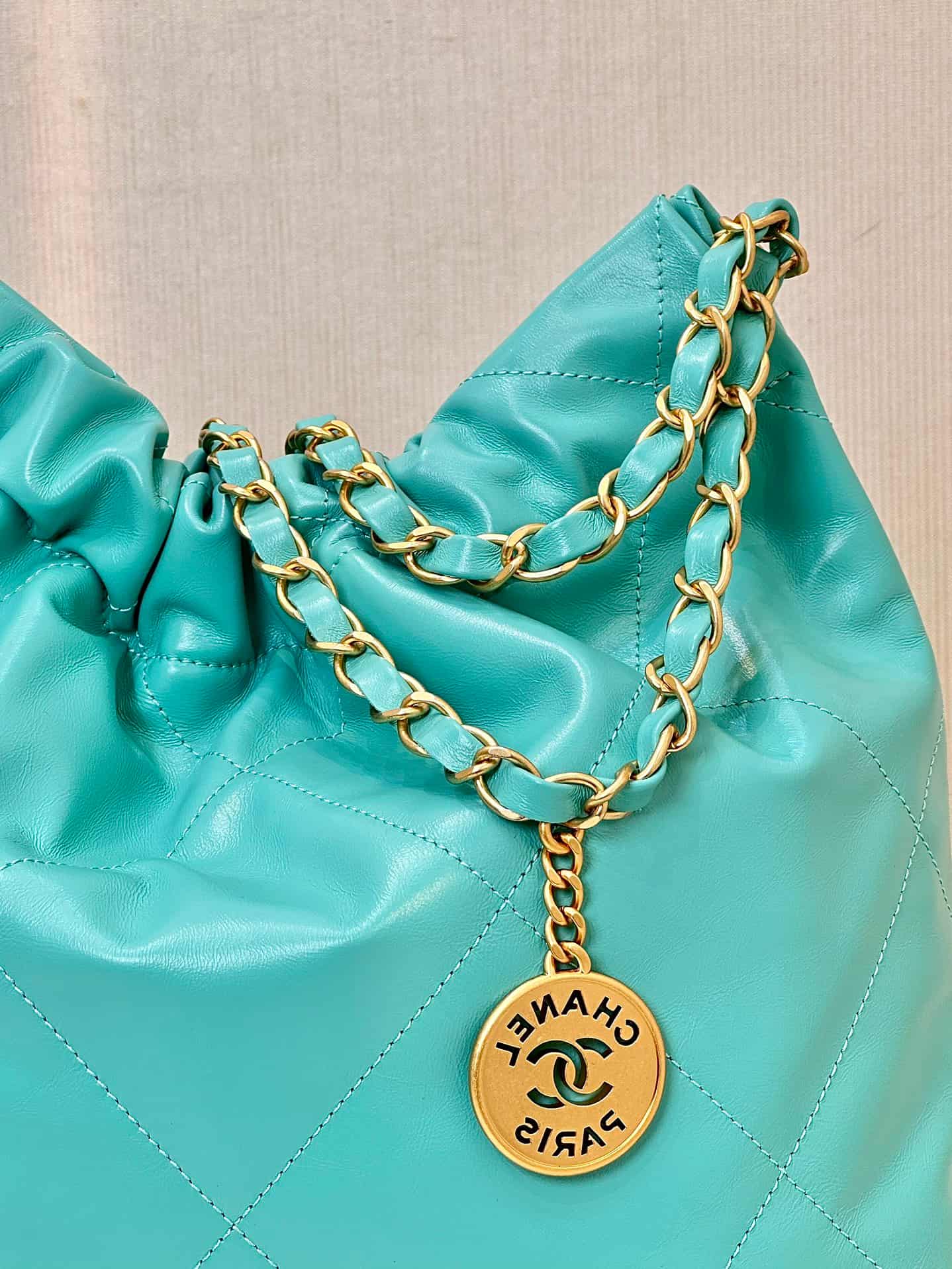 Chanel 22 Small handbag Shiny calfskin & Gold-tone metal AS3260 Deep Green TOP